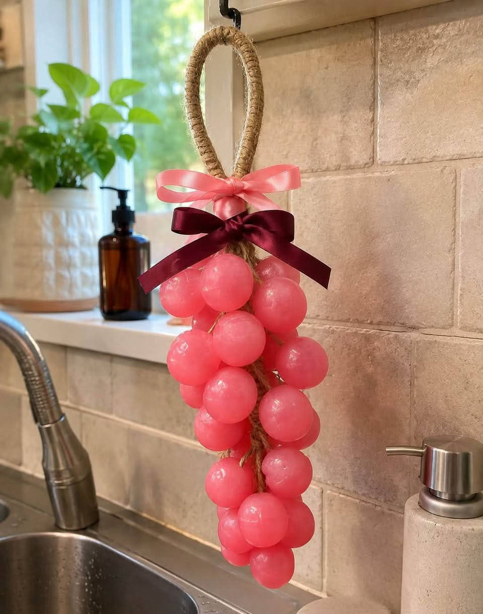 🍇 عنقود العنب من أريج 🍇

مو مجرد صابونة… قطعة فنية تضيف لمسة أناقة لحمامج، وتمنح بشرتج نعومة وانتعاش مع كل استخدام. ✨💗

مصنوعة من قاعدة الكليسرين الغنية بالترطيب، ومعطرة بمزيج ساحر من الفراولة والورد ليبقى العطر يرافقج بعد كل غسلة. 🌹🍓

🤍 مناسبة لـ:
🫧 غسل اليدين
🛁 الاستحمام اليومي

✔️ ترطيب ولطف على البشرة
✔️ رغوة ناعمة ومنعشة
✔️ تصميم مميز يخليها هدية مثالية أو قطعة ديكور أنيقة

لأن التفاصيل الصغيرة هي اللي تصنع الفرق… اختاري عنقود العنب من أريج وخلي لمسة الفخامة تبدأ من حمامج. 💕

#أريج #صابون_يدوي #صابون_كليسرين #عناية_بالبشرة #هدايا_مميزة #غسل_اليدين #استحمام #رائحة_الفراولة #رائحة_الورد 🍇


**إذا كنت صاحب هذا الإعلان وتريد حذفه لأي سبب، رجاءا أرسل رسالة إلى الدعم الفني**