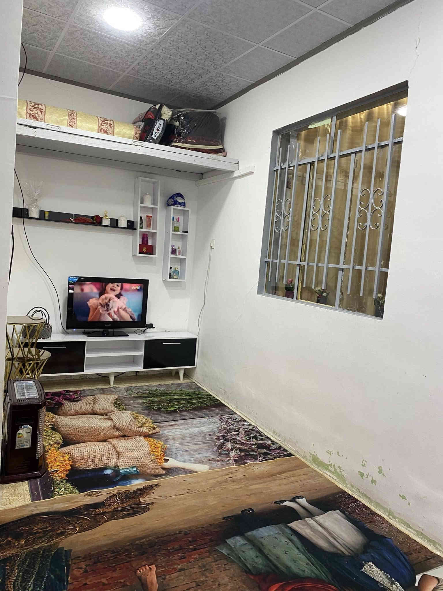 دار للبيع ١٠٠ متر تجاوز بي كرت سعر ١٨ مليون عنوان موصل جانب الايمن حي الاقتصاديين خلف معهد التفوق 
الدار يحتوي على :
غرفه ٥*٥ 
هول 
مطبخ 
صحيات 
كراج 
سطح 
حديقه خارجيه 
خدمات ماي متوفر ٢٤ ساعه وكهرب ٣ خطوط الشارع ترابي مقابل البيت حديقه  تواصل على رقم ***********
