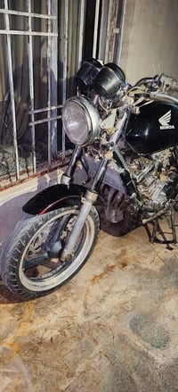 هوندا CBR400 • واقف شهرين • يحتاج بطارية