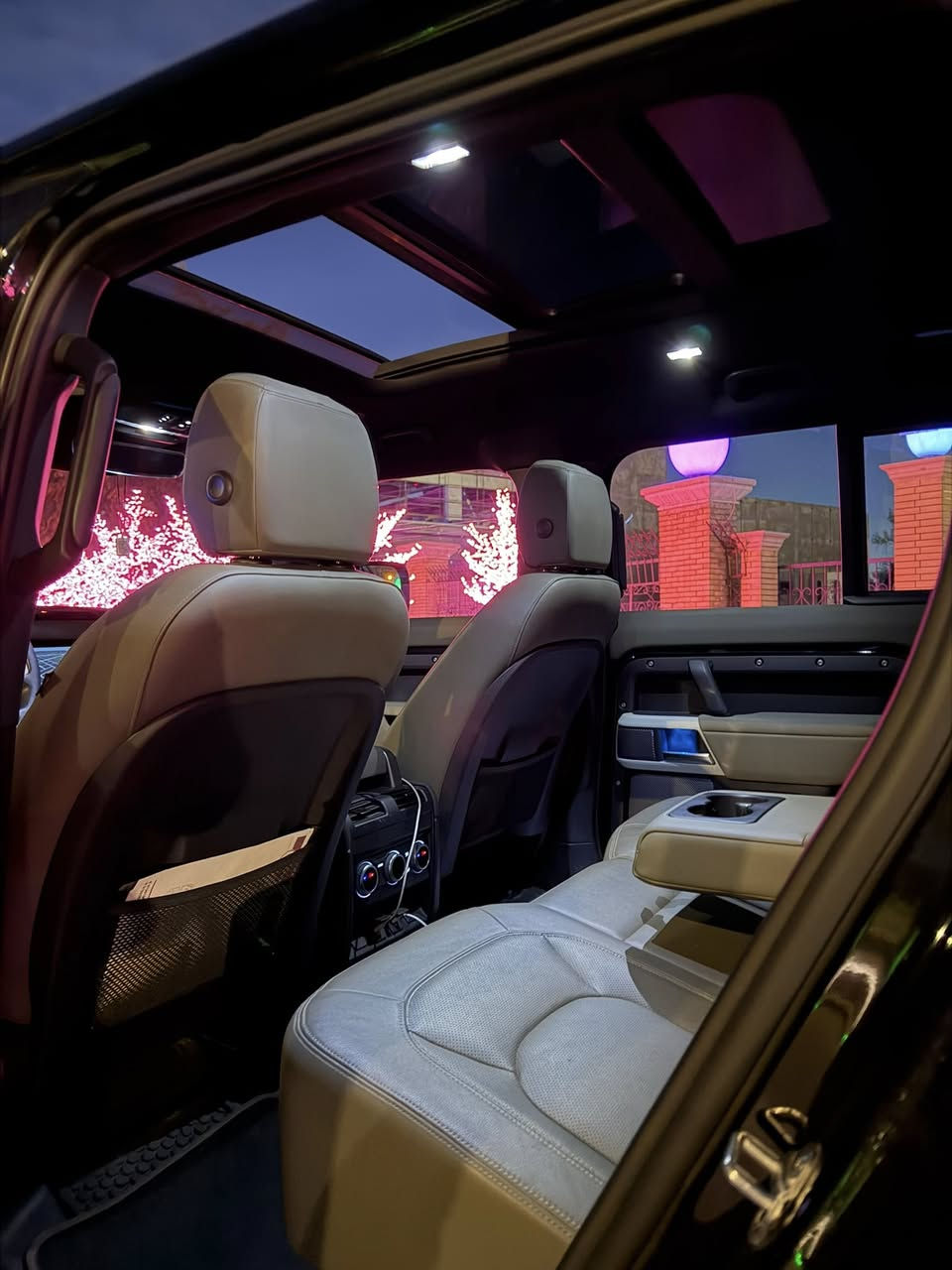 🔴لاندروفر دفندر DEFENDER se
⚫️موديل 2023
⚫️مكينة 6سلندر p400 twin turbo 
⚫️ماشيه 28,000km
⚫️مغلفة ppf بالكامل من جيوشيلد
⚫️وكالة سرداد بعدها بالضمان
⚫️رقم بغداد
⚫️مزود دفيوزر امامي 
⚫️سبويلر خلفي 
⚫️السيارة بلاك ادشن بالكامل 
⚫️تخم تايرات جديدة 
⚫️السيارة كاملة من كلشي 
⚫️باقي المواصفات معروفه مال دفندر  
💲لمعرفة السعر الاتصال ***********
