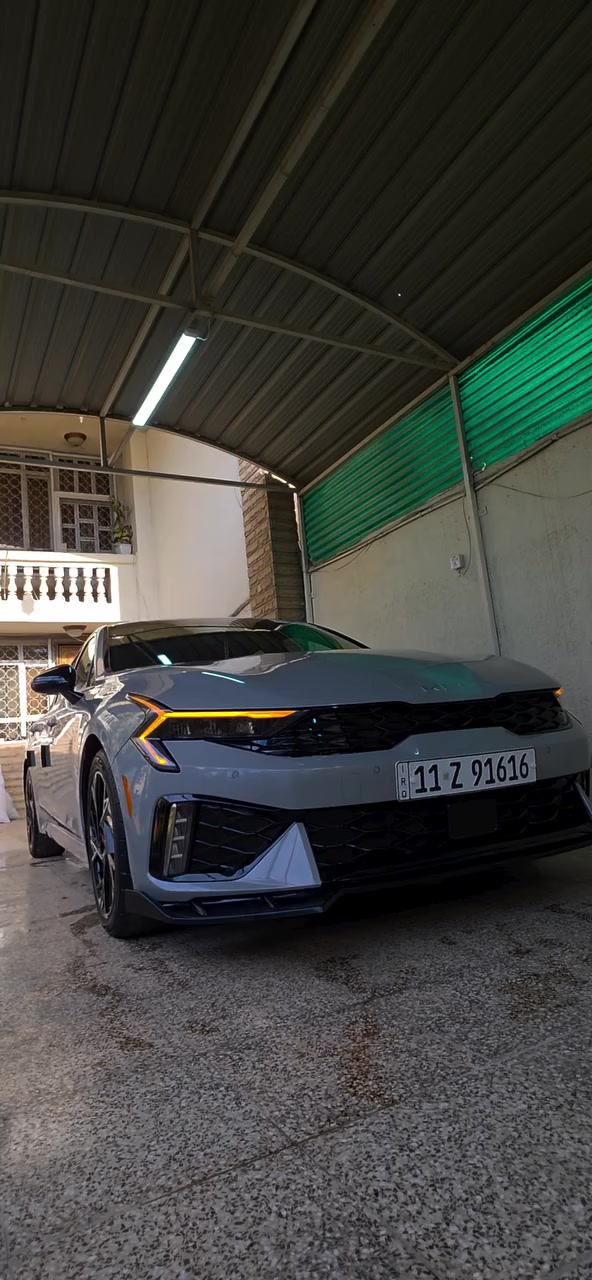 🚗 للبيع: كيا K5 موديل 2025 (GT-Line) - بحالة الوكالة
للراغبين بالتميز والنظافة.. سيارة ملكية ومواصفات تخبل
✅ المواصفات والحالة العامة:
 * الموديل: 2025 (K5).
 * المحرك: 2500 تنفس طبيعي (أقوى وأحمل محرك مرغوب بالعراق).
 * الفئة: GT-Line (فول مواصفات عدا البانوراما) - شكل رياضي وهيبة بالشارع.
ماشيه 25800الف km قابل للزياده
 * الرقم: بغداد مميز (91616)بإسمي والتحويل مباشر ثاني يوم).
✨ نظافة البودي (الكفالة):
 * السيارة "كلين" وكفالة عامة من الحادث والصبغ. عدا الدعاميه راجعه نفسها وطعجه بالجاملغ راجع بارد وكلشي موجود بالصور
 * كل الليبلات أصلية (بدون فتح برغي واحد).
 * تعديل "بارد" احترافي جداً  
 * السيارة طلع  بيها طبقة كلير (جلاتين)  بالجاملغات والبنيد حماية للبچم بالكامل (يعني لا شخوط ولا نقرات حصى). كلير يعني لا صبغ ولا معجون.
🛠 الإضافات المميزة (صارف عليها بيدي):
 * إضافات خارجية مميزة (لحية أمامية + سبايدر خلفي) بقيمة 300$.
 * إنارة داخلية (Ambient Light) 65 لون تتحكم بيها براحتك.
 * تفعيل نظام اليوتيوب على شاشة السيارة الأصلية.
🛡 شرط الفحص:
السيارة جديدة بمعنى الكلمة، وشرط السونار وين ما يعجبك وبأي مركز فحص بالعراق. إذا طلع برغي مصلح أو قطعة مصبوغة، فحصك عليه!
> ملاحظة للمشتري: السيارة متعوب عليها وجاهزة من كلشي، شغل واطلع.
للتواصل ***********
