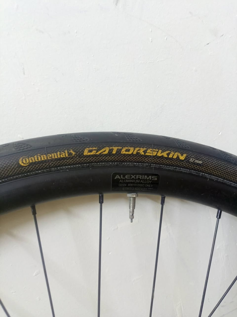 السلام عليكم شلون كباتن 🌄
متوفر ويالة كرافل ماركة اليكس رايمز بطيخات شيمانو اصلي ☺️🤩

نظام شفت سنتر لوك مع فلنجات ماركة Raceworkزوج قياس 140 💪🤗

تايرات ماركة كونتيننتال قياس 700*32 وجوابة وياهن 
يعني جيب وشد بالعافية عل يأخذهن 

سعر 125الف /بغداد القاهرة قرب حلويات عدنان 
***********
