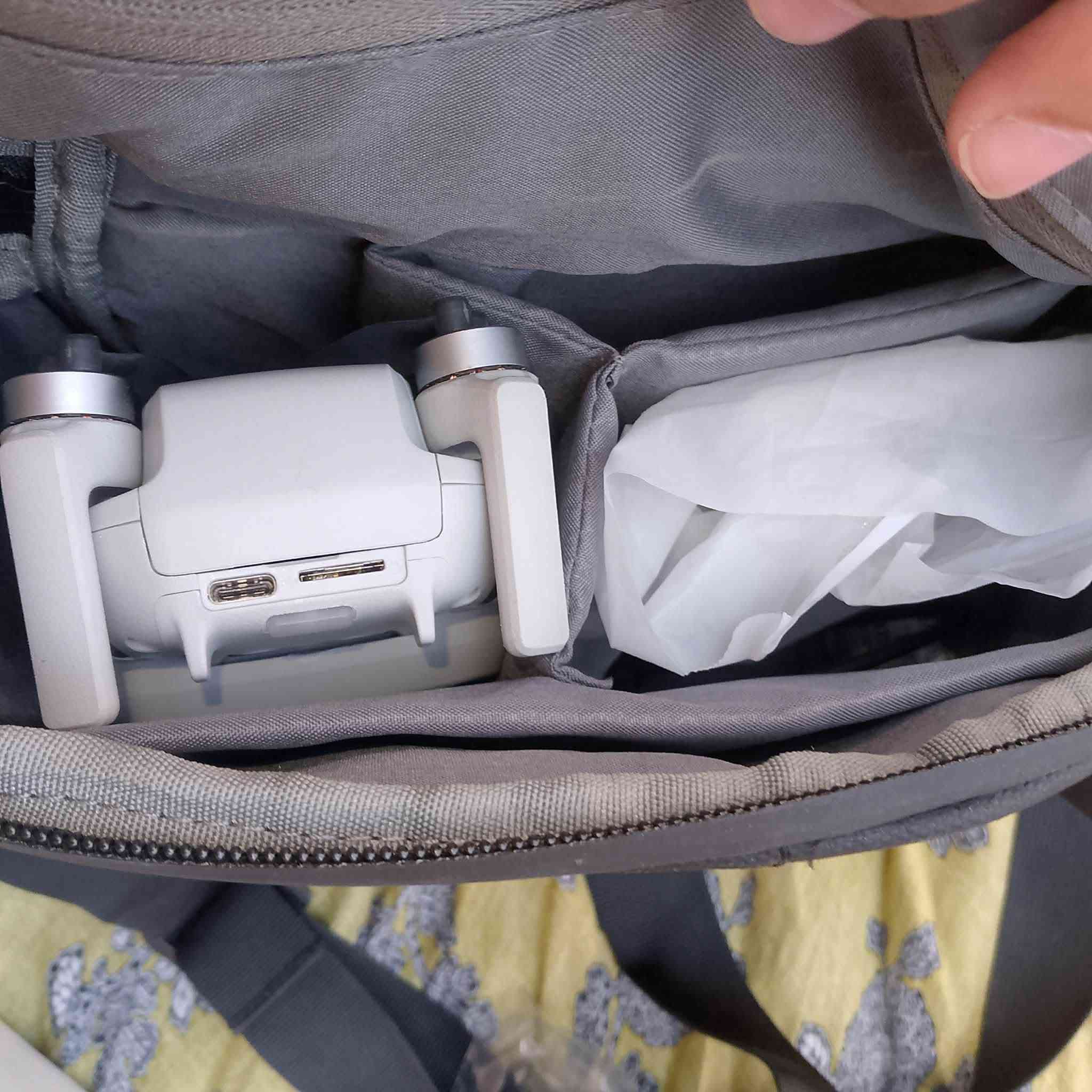 السلام عليكم
Dji mini 2 se
نظافة 95 % بيها فقط هذا الفطر بلذراع ومماثر عليها بلطيران
استخدام قليل جدا 
كومبو 3 بطاريات وشاحن ثلاثي أصلي 
جنطة 
كارتون 
سعرها مناسب جداا 
رقم ***********
