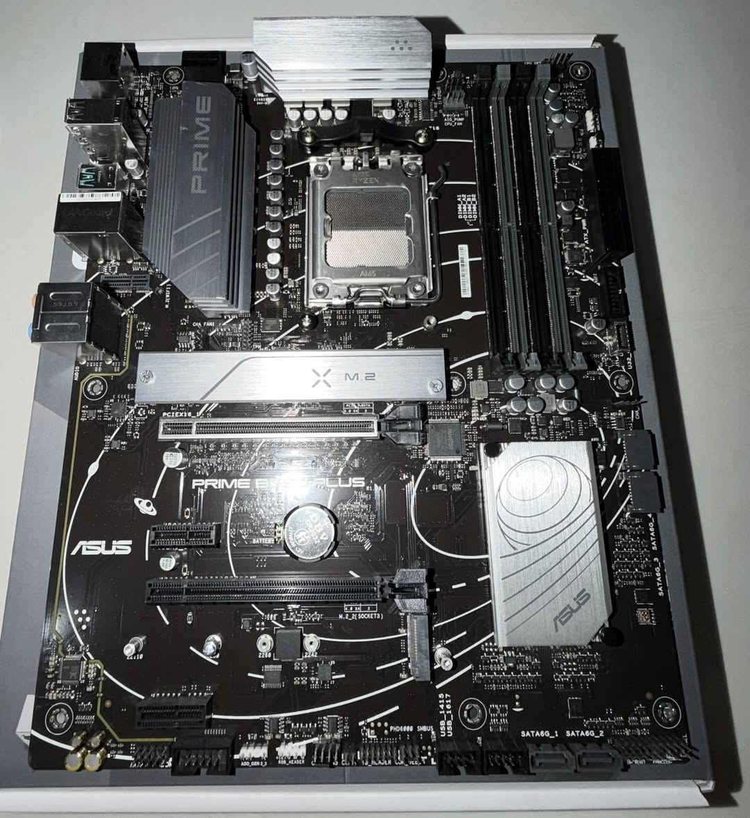 لوحة أم من شركة ASUS
الموديل: PRIME B650-PLUS
تدعم معالجات AMD Ryzen جيل 7000 / 8000 / 9000 (مقبس AM5)

المواصفات:
 • شريحة B650
 • تدعم DDR5
 • منفذ M.2 NVMe PCIe 5.0
 • منفذ PCIe 4.0 لكرت الشاشة
 • دعم Aura Sync RGB
 • مخارج HDMI
 • مناسبة للألعاب والعمل
 
مع الكارتون والملحقات 

السعر 180.000
العنوان : بصرة / معقل 
للتواصل / ***********
