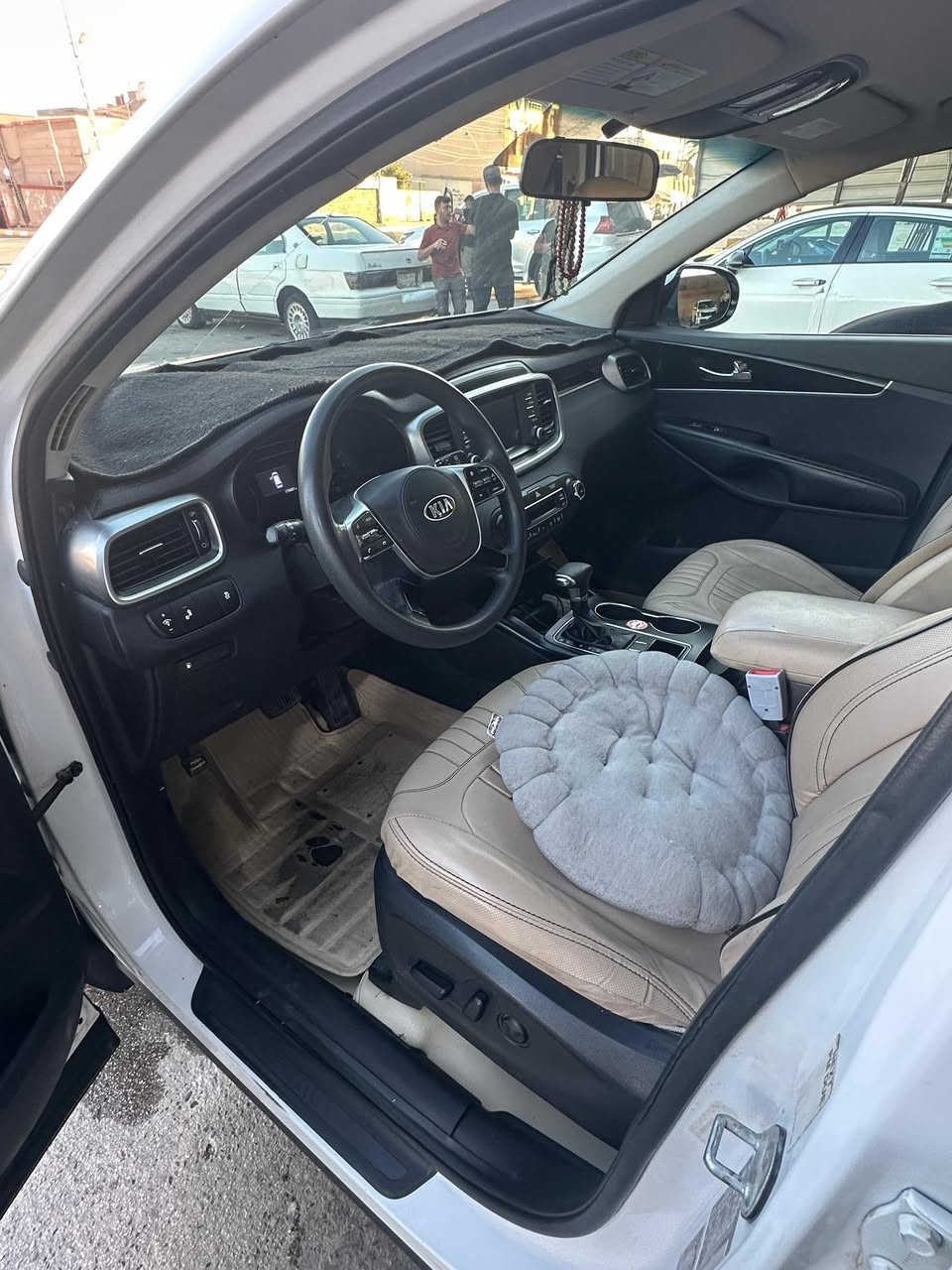 كيا سورنتو للبيع 2019 امريكي

موضحة في التقرير المرفق 

مكان السياره الرمادي 

رقم انبار الجديد بأسمي

ماشية 184 ميل

السعر 155 وبيها مجال 

للاتصال ***********
