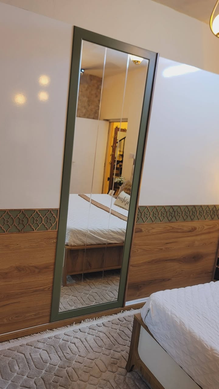 غرفه نوم تركيه درجه اولى تكمه ومودرن 7قطع سرير مخزن واناره وهيودرليك نظافتها مثل صور واحلى مكاني بغداد .. ***********
