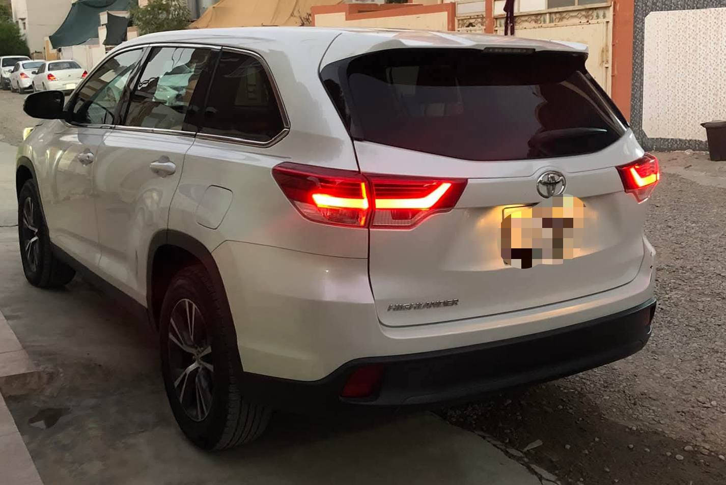 السلام عليكم
للبيع والمراوس

‏هايلنر وارد امريكي
الموديل 19 المرغوب بيهن
رقم سليمانيه دولي
فئة LE العداد 120
محرك 6 سلندر3500 وضع شركة محرك كير اكسن وشرط
الضرر واضح وموجودة
الصور بلمنشور 
بدون إرباك 
بچم كبس
بدون دواخل
رقم شاصي موجود بلمنشور معا الرابط  صوره الضرر موجودة
المواصفات
سبعة راكب
 ثلاث قطع تبريد
داخل جلد ابيض 
كامري خلفية
‏ رادار امامي
تحديد مسار
‏سيارة حلوة في 
حالة جيدة
بيها رش باب خلف 
السائق وأيضن بدون دواخل
 مشروطه من كل عيب وباقي المواصفات معروفة  فئة LE
السعر عندك رقم تلفون اتصل 
 مراوس هم يرهم
 حسب القناعة 
العنوان  كركوك 
قضاء الحويجة
ناحيت العباسي
السعر  255 
***********
***********

https://en.bidfax.info/toyota/highlander/8162806-toyota-highlander-le-2019-white-35l-vin-5tdzzrfh0ks302855.html
