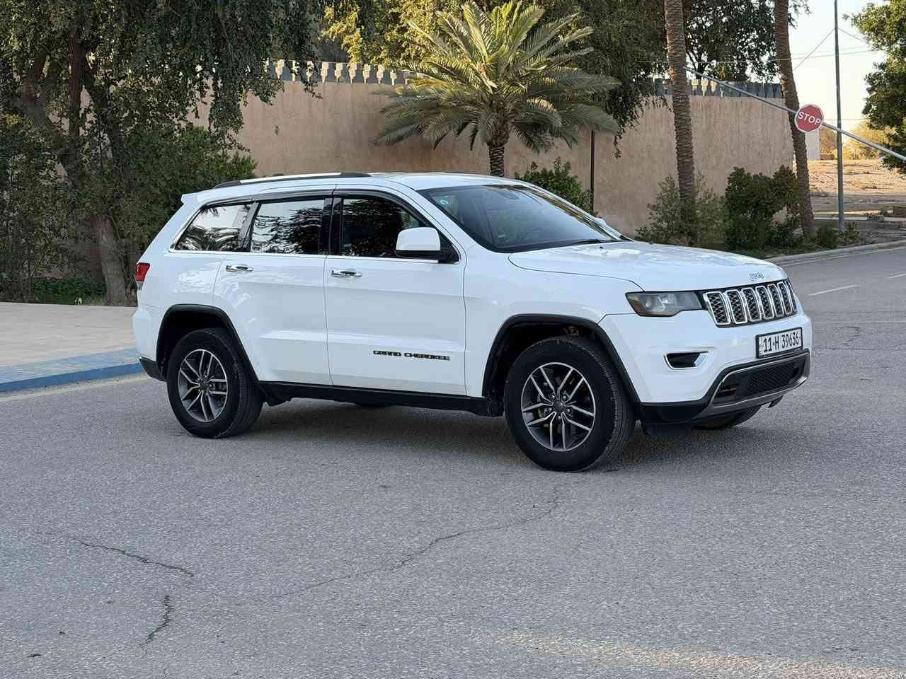 جيب لاريدو 2019 وارد امريكي حادث بسيط جدا فقط ربع البنيد صبغ السونار مرفق مع الصور وبالعراق شخط بالباب ومصبوغ عل كد الشخط السياره مكفوله من اي اضرار داخليه ماشيه 90 الف ميل مواصفات شاشه كبيره كير كوبرا ردار امامي ورادار حانبي بصمه نضام ايكو وسبورت تشغيل عن بعد حساسات وباقي المواصفات المعروفه 
ملاحظه 
( محرك السياره مبدل 2014 يعني انسى شي اسمه دوانز ) 
السعر 188 وبيه مجال 
العنوان بابل الحله 
للاستفسار 
***********
***********
