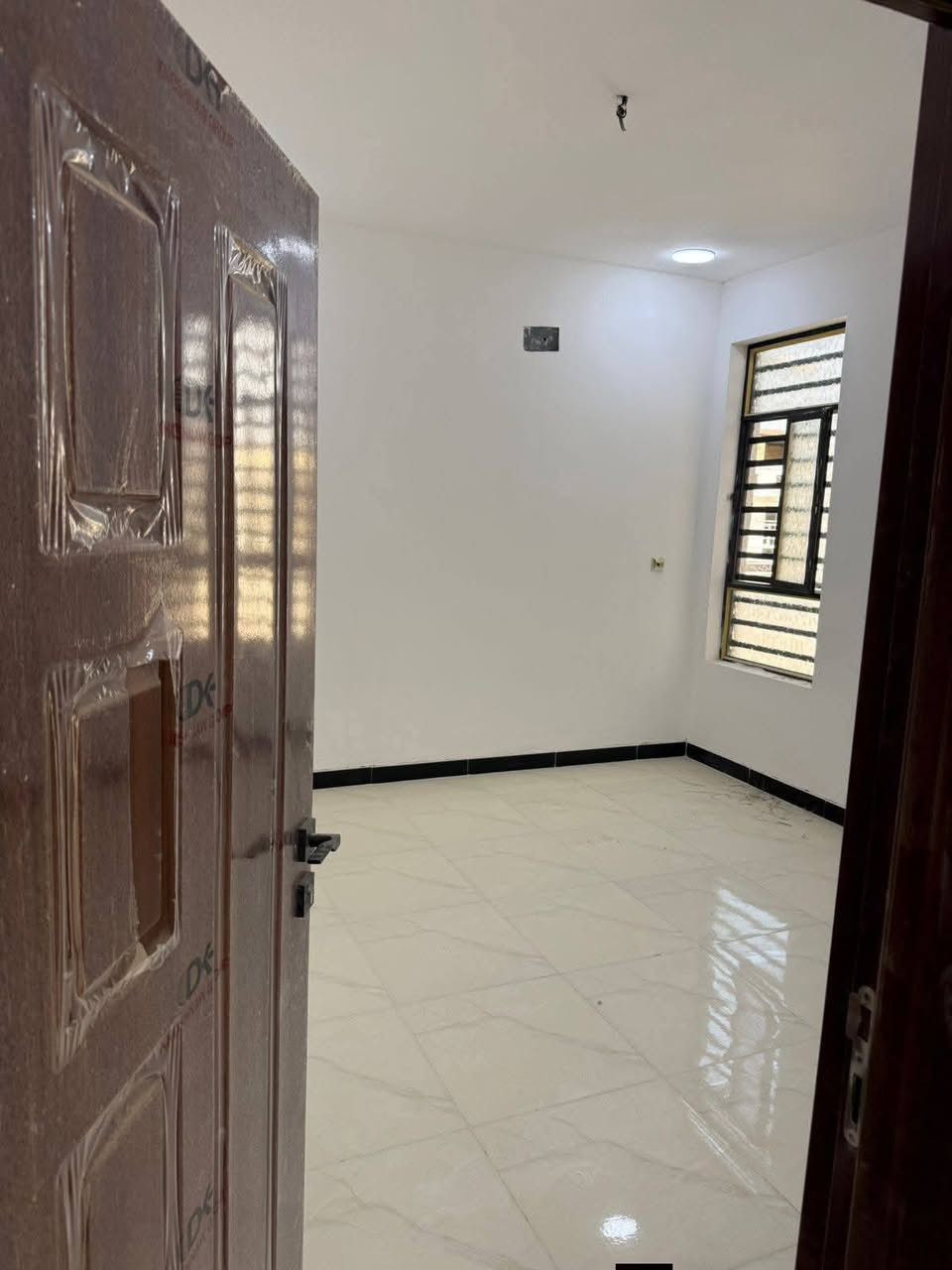 السلام عليكم 🏠 يوجد بيت مساحة 100م طابق واحد واجهه6.25م -نزال 16م  ( • السعر قابل للتفاوض)

يحتوي البيت 1غرف نوم كبار واسعة -2حمام -مطبخ -حولي مفتوح الصالة - منو ر-ييتونه كبيره 

-شغل درجه اولى بديكور مغربي

نوع العقار سند 25 طابو زراعي

الموقع/الدورة البوعيثة مجمع العدل لاول 

للاستفسار***********وتساب
***********
