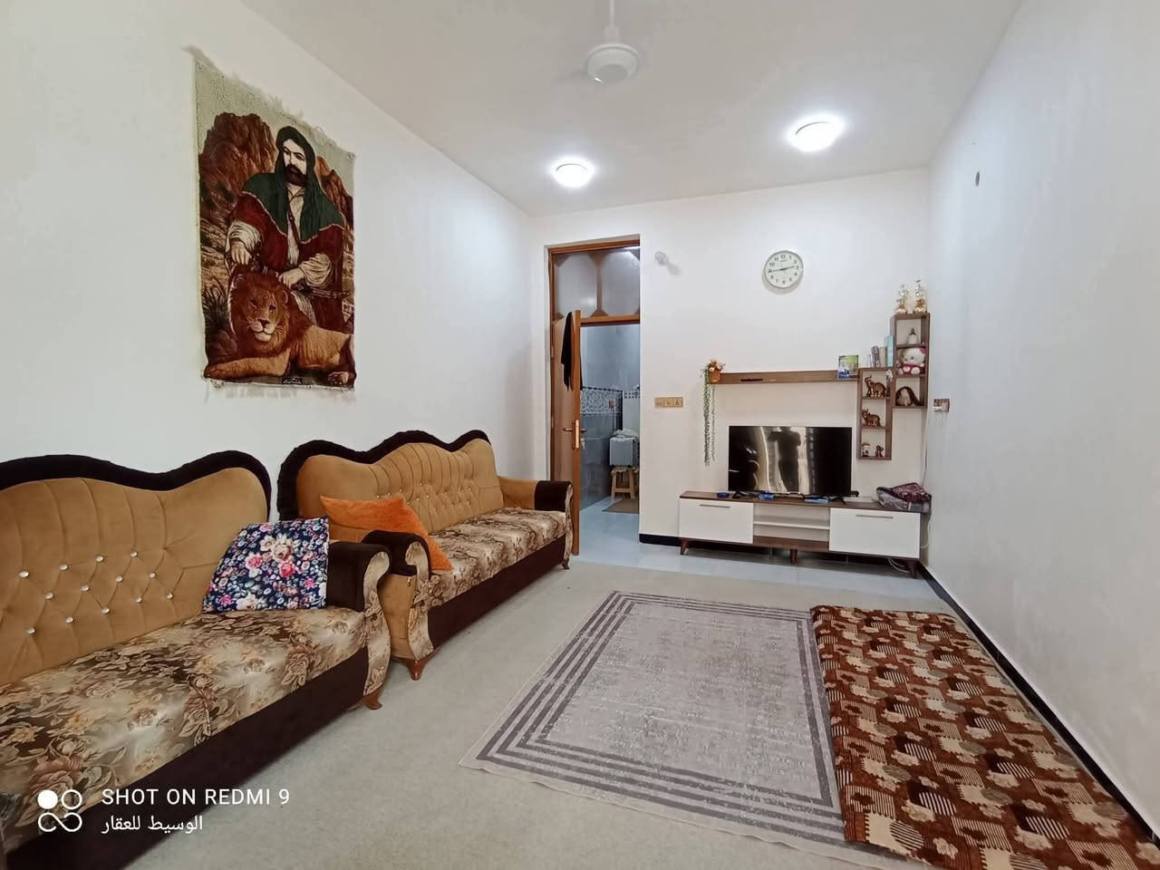 دار للبيــــــــــع  طابو صرف
مطلوب لمصرف العقاري 
يباع بتطلوعة وباقي السعر قرض يبقى وراء المشتري يسدد شهريا ( 526) ألف 

البيت مطلوب قرض (104) ألف 
سعر المقدمة 185 مليون

الموقع : حلة .. ناحية ابي غرق  ..  حي الحسين  ..  مجمع أرض بابل الطابقين 

                                                        
نـوع الـعـقار:   طابو ملك صرف 

المساحة الكلية  ( 285 ) م    
 
مبني مشتمل جانبي مساحة (100) متر 

الباقي (185) متر 
  
يتكون من طابقين  

ثلاث غرف وهول واستقبال ومطبخ وصحيات   
وحديقة كبيرة وكراج 

البيت ركن     

المجمع مغلق انشاء الله وخدمات كاملة من شوراع وأرصفة وأنارة وشبكة مجاري تصريف أمطار 
 
 راسل الصفحة لطفا 
***********
***********
#الكرامه_الطياره_حي_الحسين_المحاربين_الامير_الضباط_حي_الامام_المخابرات_الحكام_شارع٦٠شارع٤٠ مكتب الوسيط للعقار والمقاولات العامة الكائن في الكرامة شارع الكرامة الرئيسي قرب كلية المستقبل سابقا
