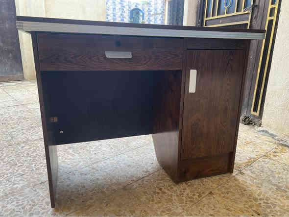 للبيع ميز مكتبي 
جديد قياس متر 
*********** عمارة
