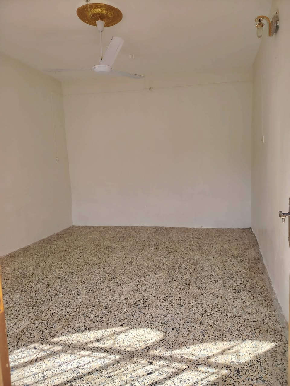 ياالله بيت للأيجار يتكون من غرفة وهول استقبال مطبخ مجموعة صحيات العنوان خلف ملاعب باب السور للتواصل ***********
