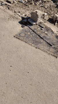 السلام عليكم قطعة الارض لبيع
وجه 5ونزال 17 بصف ركن مي مجاري كاملات 
سعر 8  لاستفسار ***********
