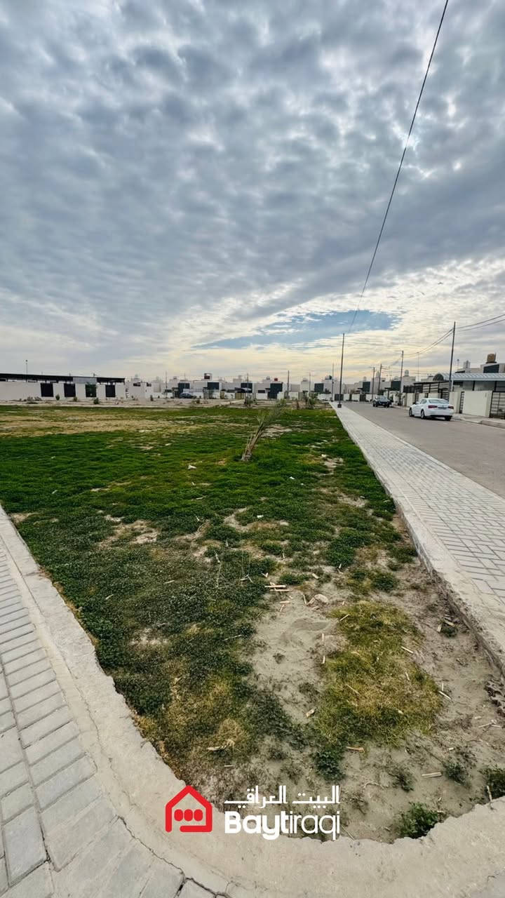 🏡✨ للبيع | فرصة سكن راقية ✨🏡

📍 دار في مجمع السلطان – مقابل ساحة
⭐ موقع مميّز يوفّر الراحة والخصوصية

📐 المساحة: 200 م²
🛋️ جاهز للسكن الفوري
📑 سند جاهز – فقط نقل ملكية
🚫🏦 غير مطلوب للمصرف

🏠 مواصفات البيت:

🛏️ غرفتين نوم مريحتين
🛋️ صالة واسعة
🚿 حمّام
🍽️ مطبخ عملي
🔀 موزّع أنيق

✨ إضافات مميزة:

🍳 مطبخ كامل مع كاونترات وطباخ
🛡️ محجّر حديد على السياج الخارجي
🚪 تغليف باب الكراج
☀️ مسقّفات للمناور
🚰 ماطور ماء + سخّان
💧 مقياس ماء ومعاملة مكتملة
⚡ جينج أوفر للكهرباء والكهرباء مربوطة

🌟 بيت متكامل… ترتيب راقٍ وموقع مميّز
جاهز لتسكن اليوم بدون أي تعقيدات 🔑

للاستفسار والتواصل 📩
***********

البيت العراقي – ثقة… عنوانها العقار
✨ تابعونا على منصاتنا لمشاهدة أحدث العروض والخدمات:

📱 واتساب – آخر الأخبار والعروض:
‏https://whatsapp.com/channel/0029VbB9g4TGJP8OTgoX6C2l

📘 فيسبوك – منشورات يومية مميزة:
‏https://www.facebook.com/share/16ouHDCbDS/?mibextid=wwXIfr

📸 إنستغرام – صور وفيديوهات حصرية:
‏https://www.instagram.com/baytiraqi_njf?igsh=Yjlzb25jbGIzaGx4

📬 تلغرام – تحديثات فورية وموثوقة:
‏https://t.me/baytiraqinajaf

🎥 تيك توك – محتوى تفاعلي وجذاب:
‏https://www.tiktok.com/@user4016007022976?_r=1&_t=ZS-924eutZY5BN
