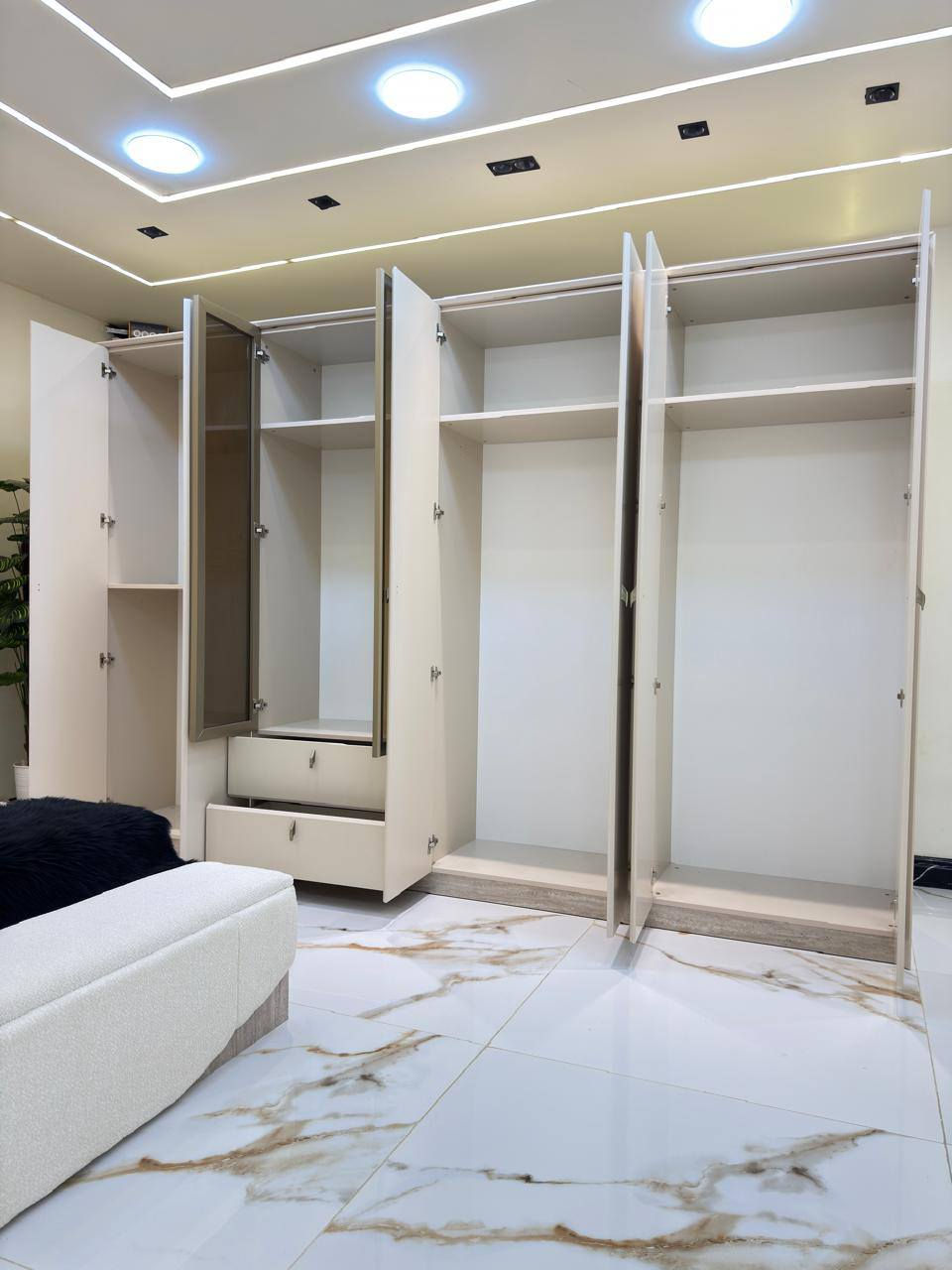 *أجمل موديلات المودرن في السوق*

*موديل        موستنك        بشكله الجديد*

*10 قطع             كنتور ملحق 330*

❇️ قياسات ضخمه 
❇️ ميز تواليت عملاق
❇️ اللون الجديد المتميز 
❇️ السرير والشازلونه مخزن
⭕️ زجاج برونزي مطلي   و   *مطّرش*

❇️ إناره بالكومديات   *LID* ✨✨✨

❇️ المصنع الأصلي 
❇️ برغي وجوي حديد    🔩🛠️

💰 *السكه ثلاثيه المراحل*

💰*أطراف الغرفه كلها 📐 45*

☄️ *قماش خاولي*

☄️ يدات حديد

🆘  *أرضيات وخلفيات بلوك بالكامل*

العنوان/ديالى الخالص ناحية هبهب 
رقم الهاتف/***********
يوجد لدينا خدمة توصيل كافة محافظات العراق
