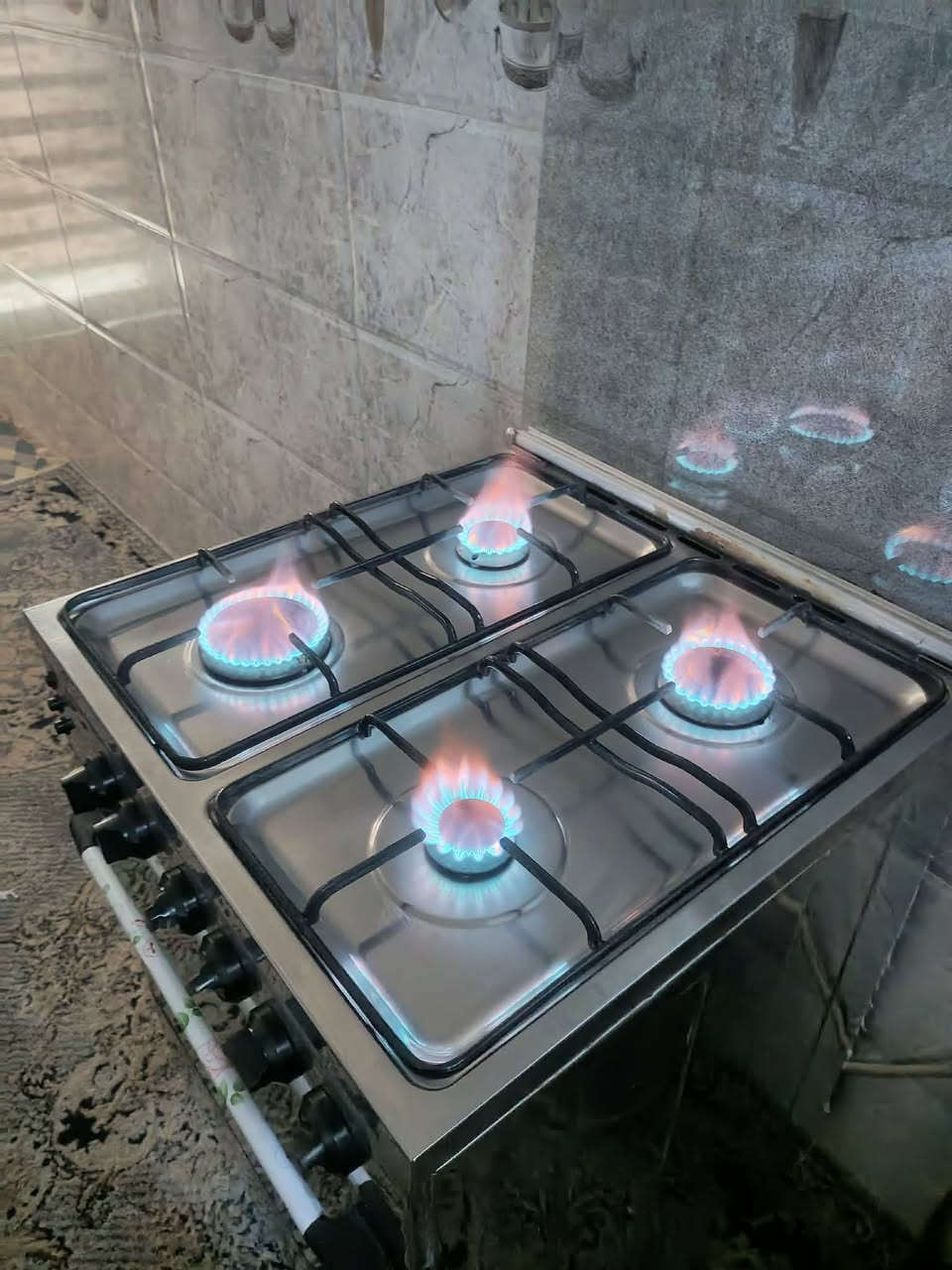 فرش مصري نضيف شوفت العين كوفه حي نيسان *********** سعر 120
