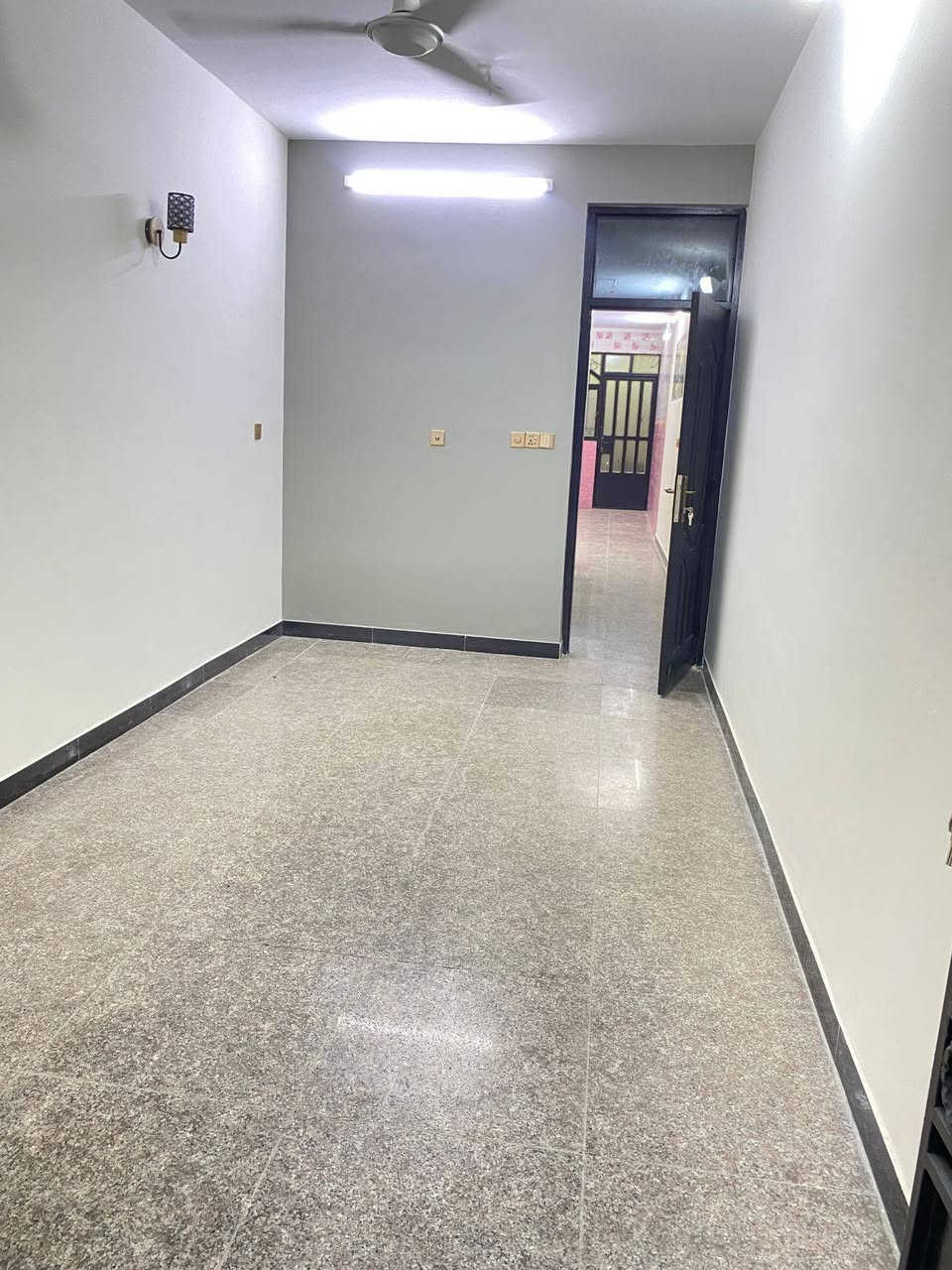السلام عليكم 
مشتمل للبيع بشعب عقار الثانيه كويتي/مساحه 63/واجهه 3وربع/نزال 21/تفاصيل المشتمل /طرمه استقبال حولي خدمات مطبخ/غرفتين فوك/للاستفسار ابو ريحانه 
الهاتف ***********
واتساب ***********
