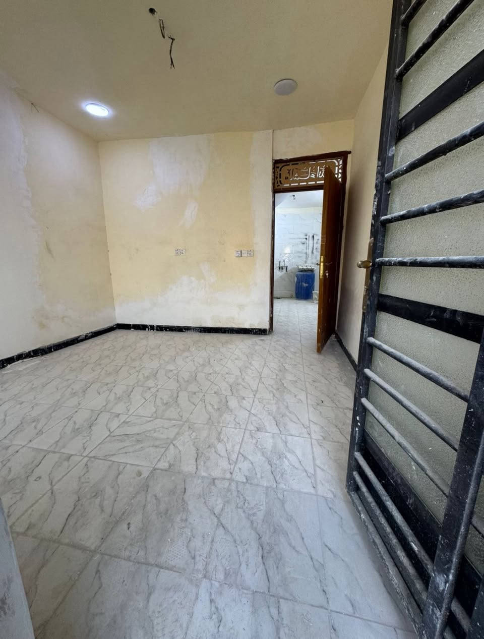 ملاحضه / العنده عقار 🏡#للبيــــــع ويريد يبيع #دزونه كافه التفاصيل العقار مع ذكر السعر وصور للعقار ورقم التلفون ☎️وان شاء الله باقرب وقت ينباع ان شاء الله🤲❤️
—————————————————————————

🔸 مشتمل للبيع طابو صرف مناسب جدا جدا✅
50 متر  الواجهه 5م والنزال 10م مربع
بناء سنة 2022تسليم🔑 درجه اولى كامل مكمل 

🔸الطابق1️⃣ كراج ومدخلين وصحيات خارجيه واستقبال ومطبخ حار وبارد وصحيات داخليه   
 الطابق… 2️⃣ غرفتين نوم وصاله وبلكونه                                   الطابق ... 3️⃣بيتونه وسطح

 البناء كله ممتاز ودرجه اولى ونضيف مرتب وحديث 
🔸موقع الدار ممتاز جدا📍الشعب شارع الصحه منطقه الديوان شارع 15 (شارع عريض عرضه15 وتبليط )

+مناسب لحك قبل لاينباع ملاحظه اذ تحب تاخذه وتستثمره اجره الك ب450الف ايجار سريع  
🔸السعر: 100 مليون وقابل للتفاوض 

مكتب ابو علي الدراجي للعقار 🏛️
 الشعب-نهايت شارع الصحه-مقابيل كرزات ركن الصحه 
***********📞
***********📞 ‭
‭***********‬📞
