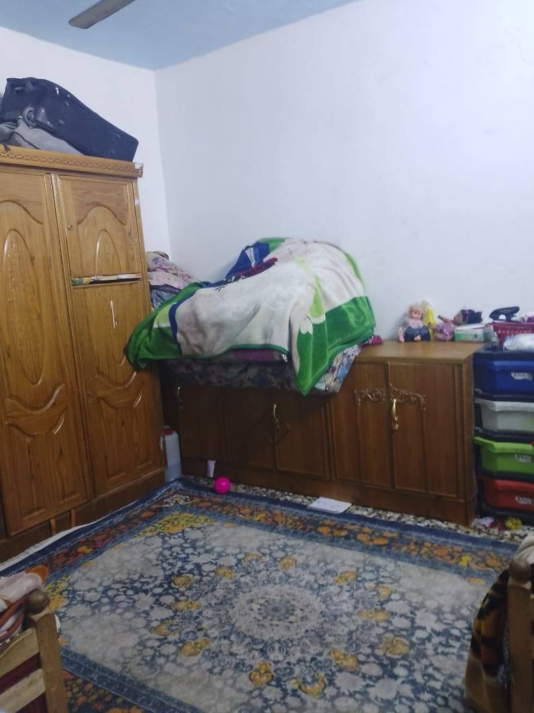 السلام عليكم بيت زراعي الزعفرانية 
زراعي حجي جعفر اربع شوارع نهايت فرع افران الحلفي سابقا 
المساحه 77متر.        نزال 7متر.      واجه 11 متر 
غرفه نوم.     استقبال.   حولي درج.      مطبخ.    حمام 
منور       طارمة.       بيتونه.  
الاستفسار *********** بي وات ساب تحياتي للجميع
