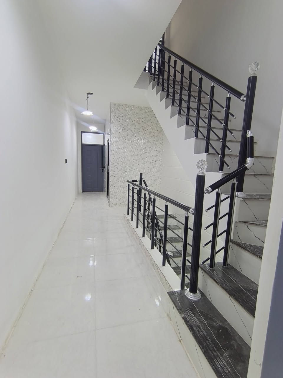 بيت البيع مساحه ٦٤متر الشعب مقابيل مطعم حجي عادل 3نوم وصاله ومطبخ وخدمات لاتصال مكتب كليم الله للعقار مقابل مدرسة بلقيس تابعني على صفحه حصريا ***********

