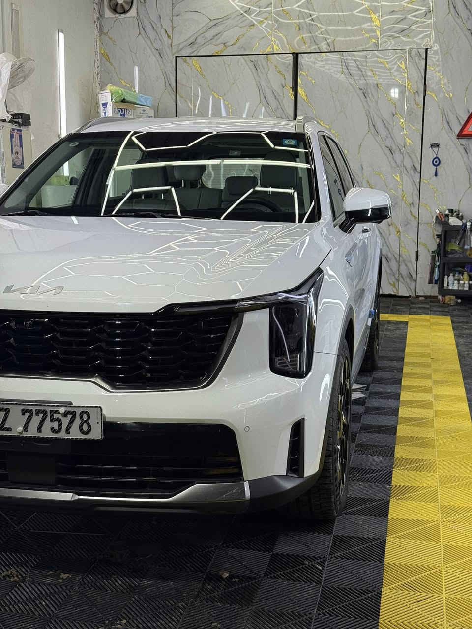 سورينتو 2025  لون ابيض رقم بغداد 6 سلندر  سبعة راكب مكفولة 
الارضية مغلفة جلد و الكشنات جلد 
كشنات كهرباء 
مرايا شفط. 
اشارات بالمرايا
اربع كاميرات محيطية 
حساسات محيطية امامي و خلفي و جانبي 
حساسات اطارات  
ويل 20 
الجنطه شفط كهرباء 
الگير ماوس
رادار و وقوف ذاتي 
بردات خلفية بلادية 
تحكم كامل بالسيارة عن طريق الريمنوت ( تقديم و ترجيع السيارة 
عن طريق الريموت. ) 
اربع بصمات ( تشغيل وابواب و جنطة ) 
داتا شو 
كاميرات نقطة عمياء في الدشبول تفتح مع الاشارة  
بارد كلش كلش صغيرون بالجاملغ الخلفي يم البگ لايت و الباقي مكفول 
ماشية 23  الف  
مكان السيارة الديوانية.  
***********
