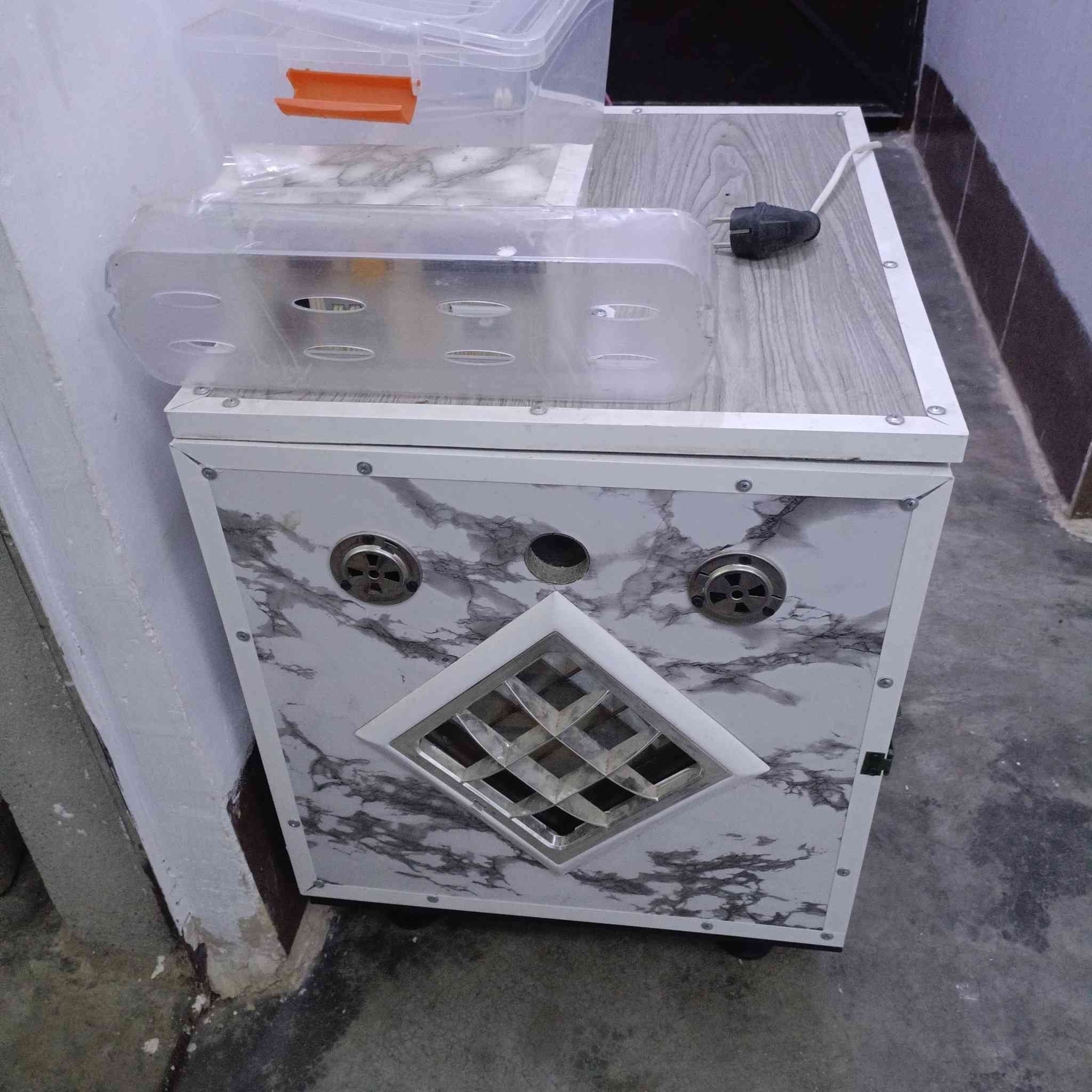 مفقس يسع 400 بيظه شرط الشقل للبيع السعر 225 المكان كركوك حي العروبه الاستفسار على هذا الرقم ***********
