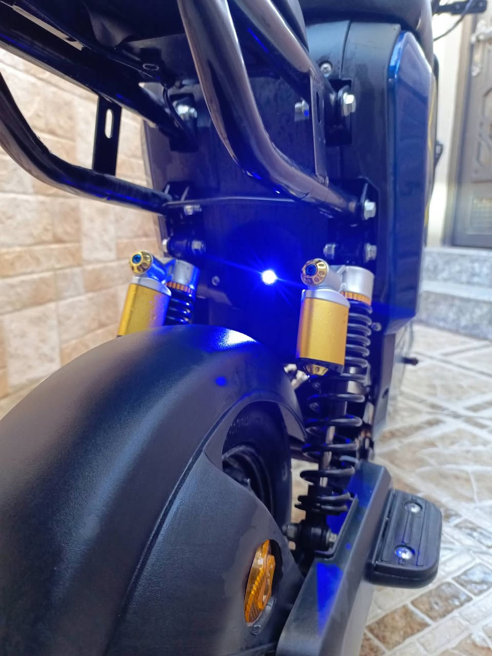 🛑ماطور {R9} ...2025🛵
🛑باب اول الاصلي{نوع ولي}👌
🛑يحتوي خمس بطارية كبيرة الحجم{32}فولت وبحالة جيدة جداً  بل اضافة الى شاحنة اصلية
🛑ملف1500
🛑شاشة بلوتوث +سماعة بلوتوث🎧
🛑دبل وقافية جانبية وخلفية🦯
🛑كهربائيات كلها شغالة💯
🛑لايت زينول عالي ناصي 🫵
🛑اشاير يمين يسار +دبل اشارة▶️◀️ 
🛑لد محيط بل لايت متغير الالوان 🌈
🛑بك لايت متغير الالوان 🌈
🛑لدات فوق التايات متغيرة الالوان🌈
🛑استاند تلفون📳 
🛑ويحوي أيضاً زوج مرايات وذراع بايدار 
🛑النضافة كدام العين 
🛑السعر 450
🛑للتواصل:***********
🛑العنوان موصل الجانب الايمن مشيرفة الاولى
