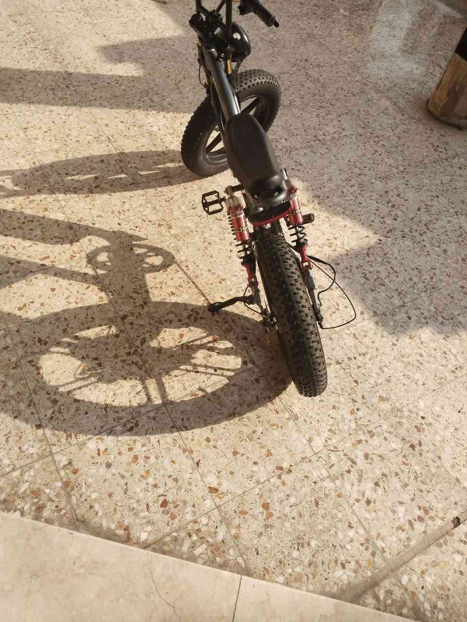 دراجة شحن
بطارية ليثيوم - استعمال قليل - نظيفة غير مفتوحة - ٦٠k في الساعة 
السعر ٤٠٠ الموقع حي اور - ام الكبر و الغزلان 
***********
