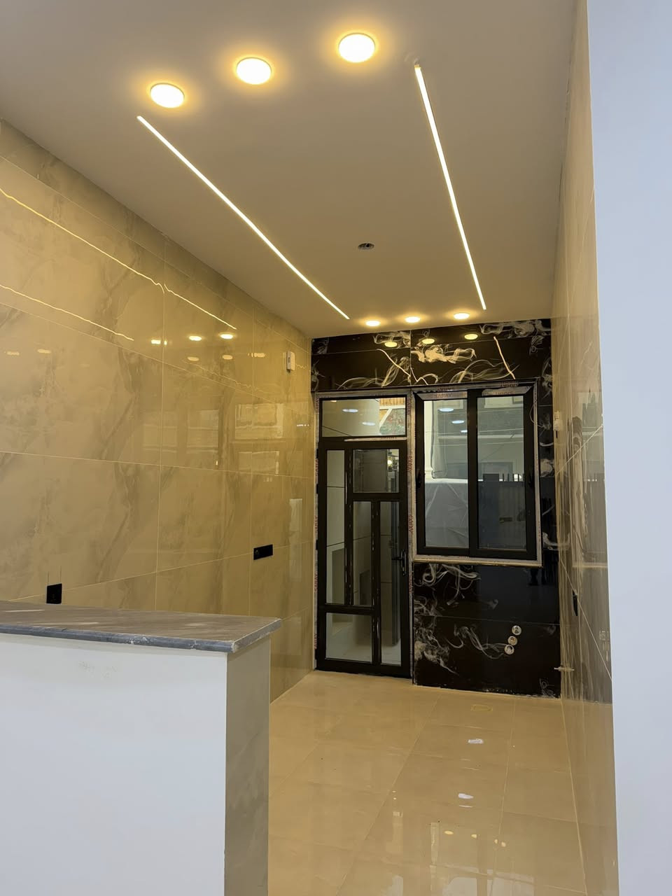 ✨ بيت عائلي نادر
🏡 تصميم أنيق وجاهز للسكن فوراً

📐 المساحة: 100 م²

📏 واجهة مميّزة: 6.25 م × نزال 16 م

🏠 طابقين + بيتونة كبيرة

✅ تشطيب كامل – ما يحتاج شي

📍 الموقع: الدورة / البوعيثة / مجمع الأمل

طابو زراعي 25

📩 للجادين فقط – راسلنا خاص او الاتصال على رقم. ***********
