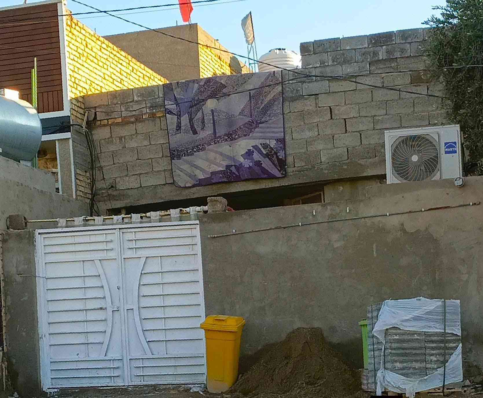 سلام عليكم دار للبيع مساحه 125 متر بيت كله كاشي تأسيس بواري ماء تأسيس كهرباء جديد يتكون من غرفه حولي مطبخ ترك. صحيات داخليه و استقبال كراج صحيات خارجية بيت طابوك فقط ستاره والبيتونه بلوك. نهاية شارع مسقط في جهة  القمانية كما موضع بل صوره سعر 45..الاستفسار الاتصال على الرقم  {‏‪***********‬‏}
