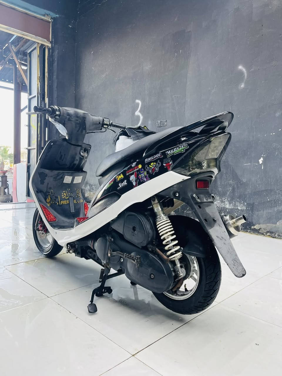 سعرها 800 وبيها مجال
ماكس عدلة 2006 شلعة ومعدل تشك الكاع 
مكينة  ما مفتوحة على البلاد وعلى الفحص وين ما يعجبك تفحص افحص وخرسة الدراجة 
وكلها مختمة منطول الطول اي شي بل دراجة مختم وختم واحد وي  المكينة  اوراق كاملة
كله شغاله اي نقص ما بيها 
سلف كهربائيات منطول الطول كلهن شغالات 
دراجة حلوه ونضيفة  ومزوده خارجي شوفت عينك عالي زنون ناصي اصفر 7 الوان اشاير ولايت صالصنة رياضي ويل رياضيالدراجة مصروف عليها هواي وبل عافية على الياخذها حتى الصندوك مرتب
العنوان/العمارة/ الماجدية 
اتصل : ***********
