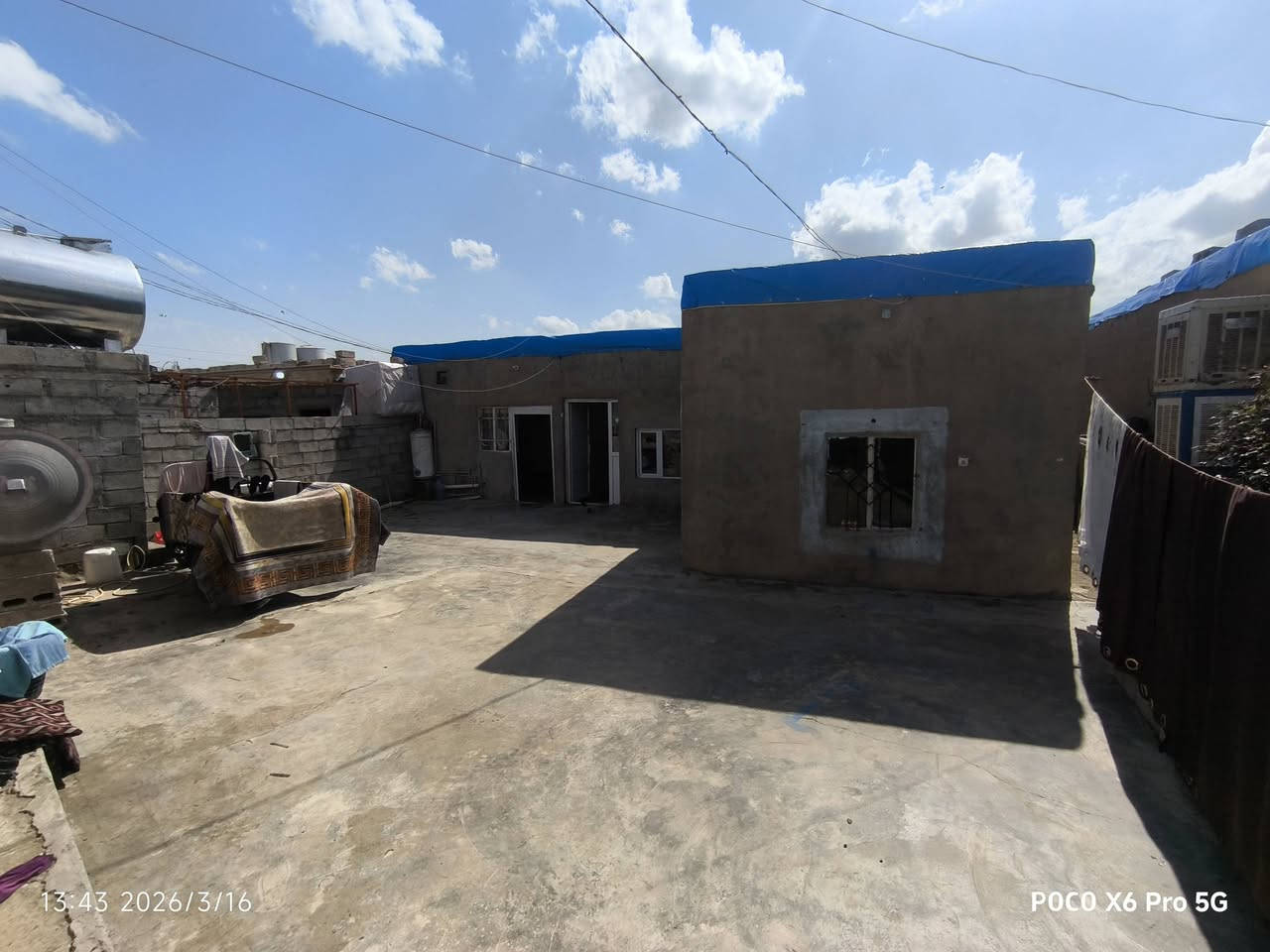 السلام عليكم دار للبيع تجاوز بيت مرتب مساحة فوك. 300. /3غرف وهول ومطبخ وربعه عل شارع صاير العنوان  حزيران المنسيه مقابيل التانكي الماء ***********السعر 18 وبي مجال بصيط
