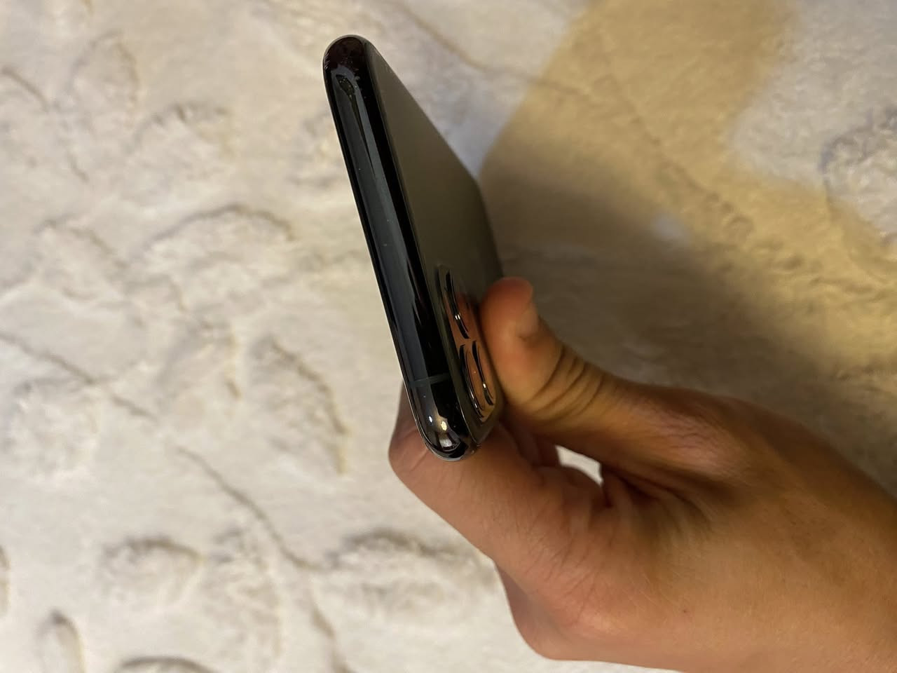 ايفون ١١ برو ٢٥٦ شرق اوسط وتر بطاريه ٧٥ نسبتها ممفتوح الجهاز ولا داخل تصليح ولا اي شي عل فحص الجهاز مجرد بي فطر بالظهر مابي اي شي غير الفطر واضح بالتصوير السعر٢٦٥ وبي مجال بسيط للاستفسار *********** مكاني بغداد العامريه .
