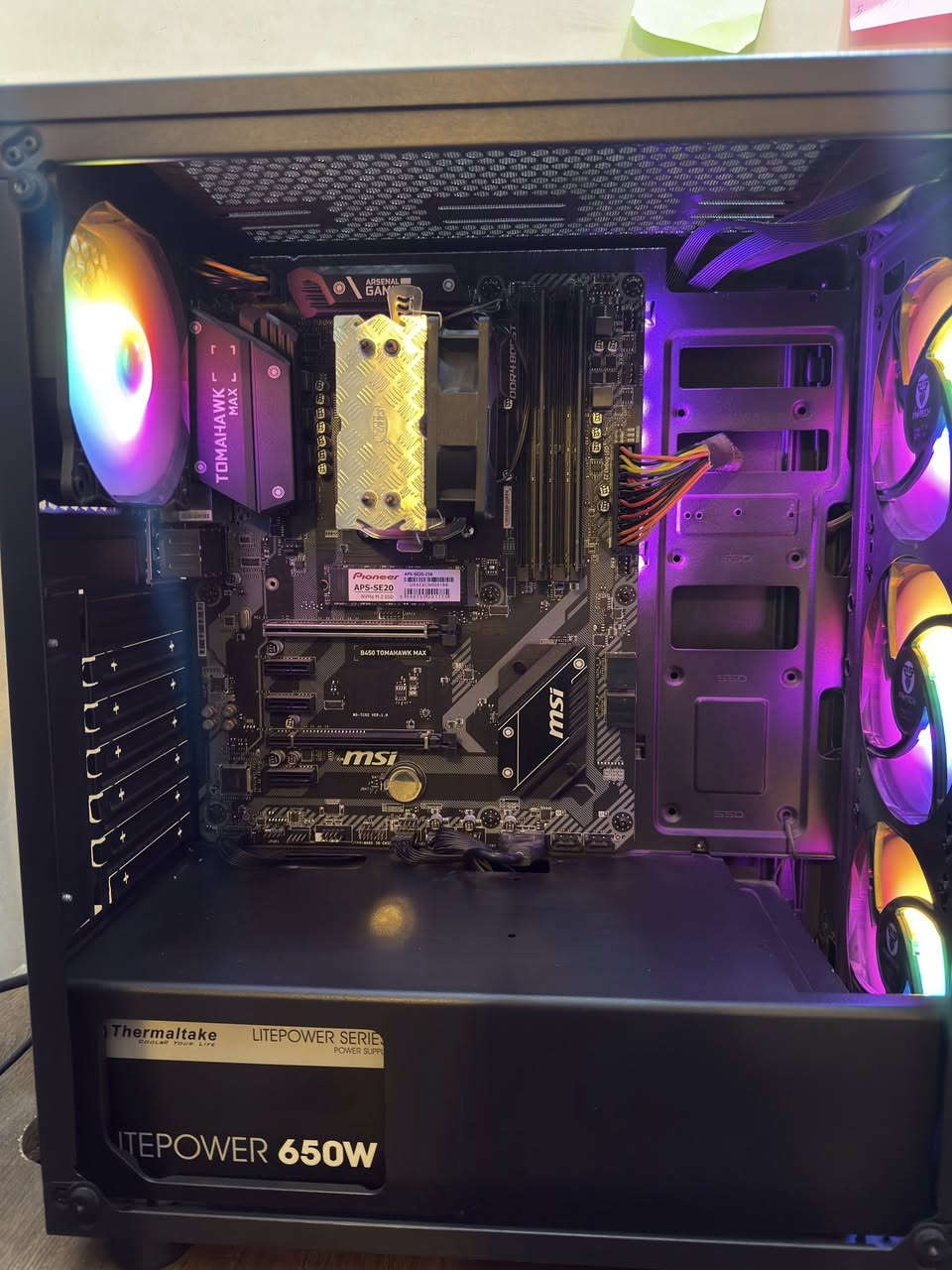 سلام عليكم حاسبة PC للبيع بدون كرت شاشة
الموصفات :
CPU : R5 3350G pro
Motherboard : b450 tomahawk max
Ram : 16GB G.SKILL ddr4 3200
SSD : 256GB 
Power supply : thermaltake 650W 
COOLER: DEEPCOOL
التجميعة كلش نظيفة واستعمال قليل السعر 500 ألف وبيها مجال رقم التليفون *********** للتواصل
