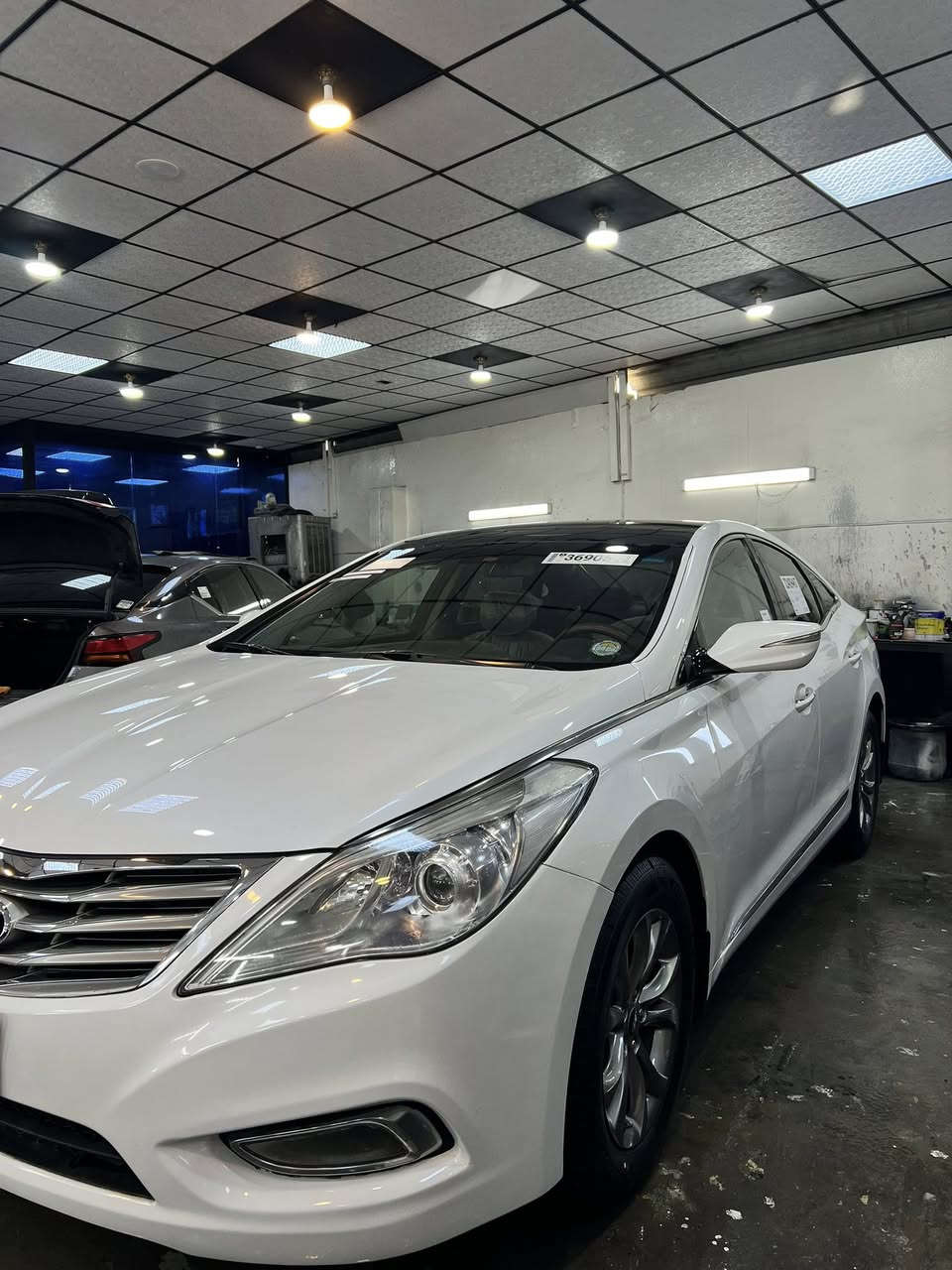 للبيع 
ازيرا 2014  Vip فوول فووول 
صبغ فقط جاملغ خلفي بدون دواخل او ضربه  
محرك حجم 3000 /V6 
ماشية 170 كيلو
محرك كير تبريد طخم شرط 
مواصفاتها👇🏻
بانوراما 
بصمة ابواب وبصمة تشغيل 
كشنات جلد وداخل قرميدي 
اشاير بالمري 
مري شفط
كشنات كهرب 
كشنات خزن ميموري 
شاشه كامره خلفيه 
ثلاث بردات بالسياره 
وبرده الخلفيه كهرباء 
حساسات خلفيه 
تبريد قطعتين 
تحكمات استيرن 
استيرن كهربائي 
شاشه ايباد فول تحكم موبايل 
بعد بيها هواي مواصفات 
سياره جاهزه ومايعوزها دينار مصرف 
رقم نينوى دولي باسمي وشرط التحويل 
مكان سياره موصل 

‭0773 284 2093‬

‭0751 082 9593‬
