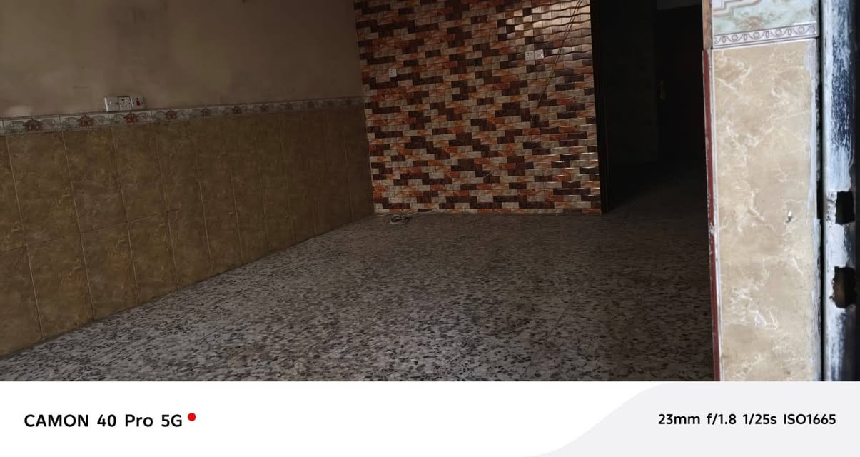 بيت للايجار المساحه 120 متر طابقين الكماليه شارع الجامع ثالث فرع من جهه اليسار فرع حسينيه الحوراء زينب كامل كهرباء وماء وخط سحب وانترنيت الطابق الأول مطبخ واستقبال كبير وصاله كبيره وغرفه نوم وحمام داخلي وخارجي والطابق الثاني ثلاثه غرف غرفه كبيره كامله غرفتين نقص بياض الاتصال على الرقم***********: والرقم الثاني***********
