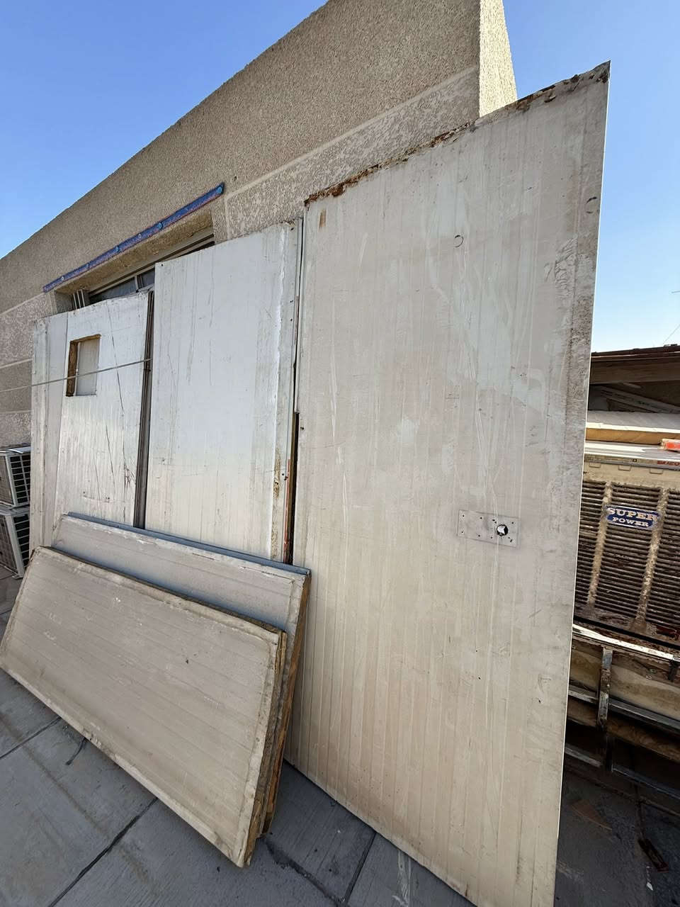 سندويج للبيع جداري فقط  العدد ١٣ قطعه
الطول مترين و٤٠سانتيم شويه مضرر من جوه احسبه مترين و ٣٠ سانتيم  بعد التنضيف حتى يصير نضيف من الجهتين,  العرض متر.  مكاني بغداد  ***********.
