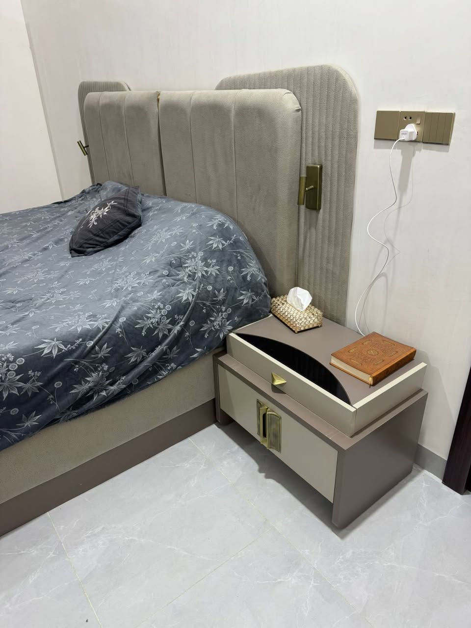 السلام عليكم بنات 
غرفة نوم للبيع  10قطع استخدام قليل وكلش نظيفة خشب HDF مو NDF كما موضحة بالصور 
للاستفسار الأتصال على الرقم ***********
