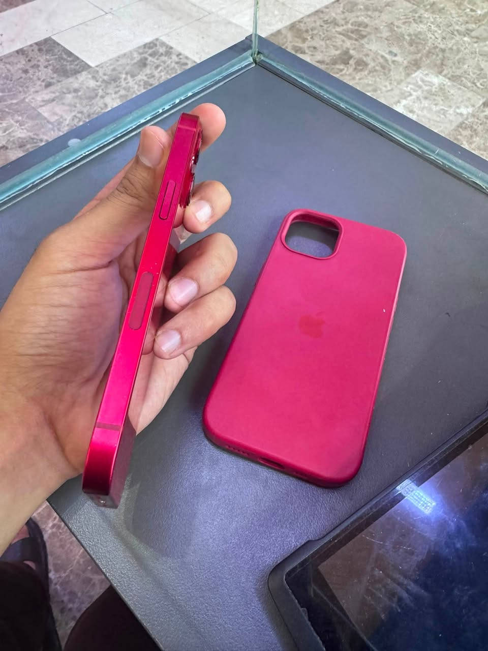 بيع | iPhone 13 ❤️
📱 iPhone 13
🔴 اللون: أحمر (PRODUCT RED)
✨ الجهاز نظيف جداً وغير مفتوح أو مفكوك نهائياً.

✅ الشاشة واللمس يعملان بكفاءة 100%.
🔹 يوجد نقطة سوداء صغيرة جداً في الشاشة لا تؤثر إطلاقاً على الاستخدام أو اللمس، وتم توضيحها بكل أمانة.

الجهاز مناسب لمن يبحث عن آيفون 13 بسعر مميز وحالة ممتاز
للتواصل ***********
السعر 275 🔥وبي مجال للشراي 
مكاني نجف
