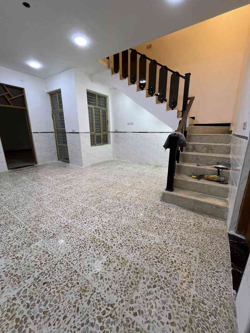 سلام عليكم بيت 150 متر قاط واحد  بغداد الحسينية قروب شارع الحشد بل 25658 بضهر شارع 30 ونافذ عل 40 يبعد عن شارع الحشد 60 متر تقريب بي غرفتين درج مرمر  ومطبخ حار وبارد وصالة جبيرة ستقبال 6متر  سعر 96 وبي مجال بصيط تصال ‭0787 421 9399‬وتساب ***********
