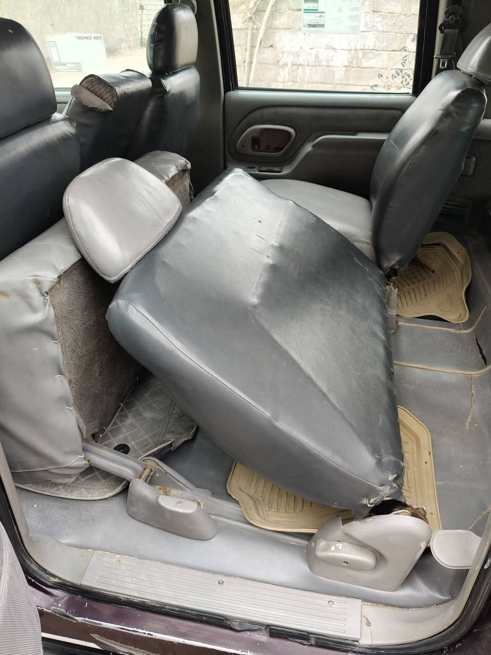 السلام عليكم
سيارة جمسي بهبهان موديل 98 (ست براغي)  مكينه 350عنكبوت كير 700 دواخل الفينات جلد سياره شغالة وين ما يعجبك اطلع رقم صلاح الدين الماني مصفرة هيئة عليها غرامه 272 الف دينار فقط سنوية نافذة السعر (35) ورقة مستعجل علبيع  للاستفسار  الاتصال على الرقم*********** متوفر واتساب المكان كوت حي الحكيم.
