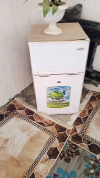 ثلاجه للبيع بسعر مناسب نقصه بس غاز 07814145851