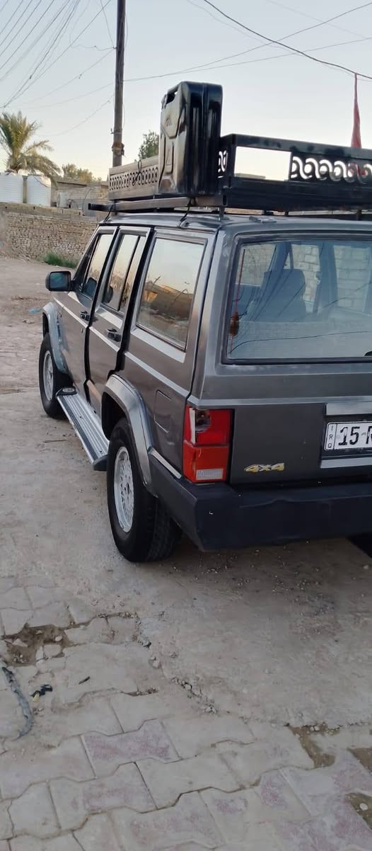 سلام عليكم  تم عاده نشر بسبب الظروف سياره جيب شيروكي موديل1988  ماكينه ثنين ونص بطه خير من الله كير كهربائيات كلها شغاله طائرات 70 من 100 صدر 70% سياره مثل ما موجوده بالصوره موجوده رقم انبار اسمي رقم انجليزي متواجده السياره بغداد النهروان رقم الهاتف.   ‎0773 374 0427.    سعر 35وبها مجال
