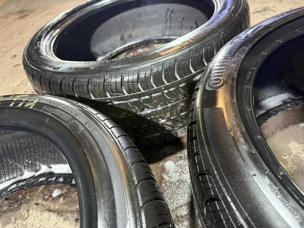 السلام عليكم ٣ تايرات للبيع ٢ كونتكتل 
مستخدم اخو الجديد 
قياس ٢٤٥/٤٠/١٩
عنواني بصره 
***********
