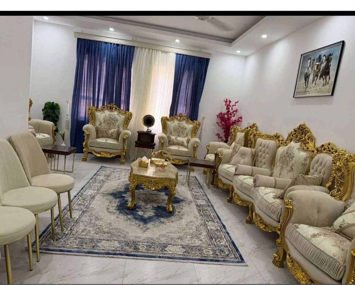 دار للبيع مطلوب مبادرة 
300 م 
ركن جديد 
داخل مجمع الزهراء السكني 
يحتوي ع اربع غرف نوم وصاله ومطبخ وحمام واستقبال 
بيع او مراوس
البيت جديد ومرتب 
للاستفسار 
***********
مكتب أملأك للعقار العروبة شارع المتحف
