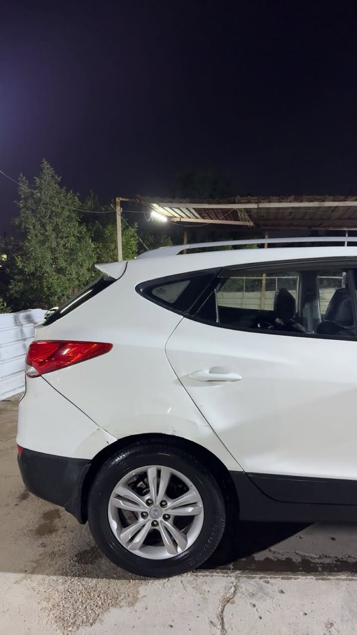 سلام عليكم توسان موديل 2013 خليجي بيها حادث قبغ جنطه اهنا بلعراق وصبغ عام جماليه كير محرك مكفولات ومحرك 2000 ومواصفات السياره شاشه تحكم ستيرن كامرا خلفيه بنوراما مكان السياره بغداد  السعر 120 وبيها مجال 
رقم التلفون ***********
