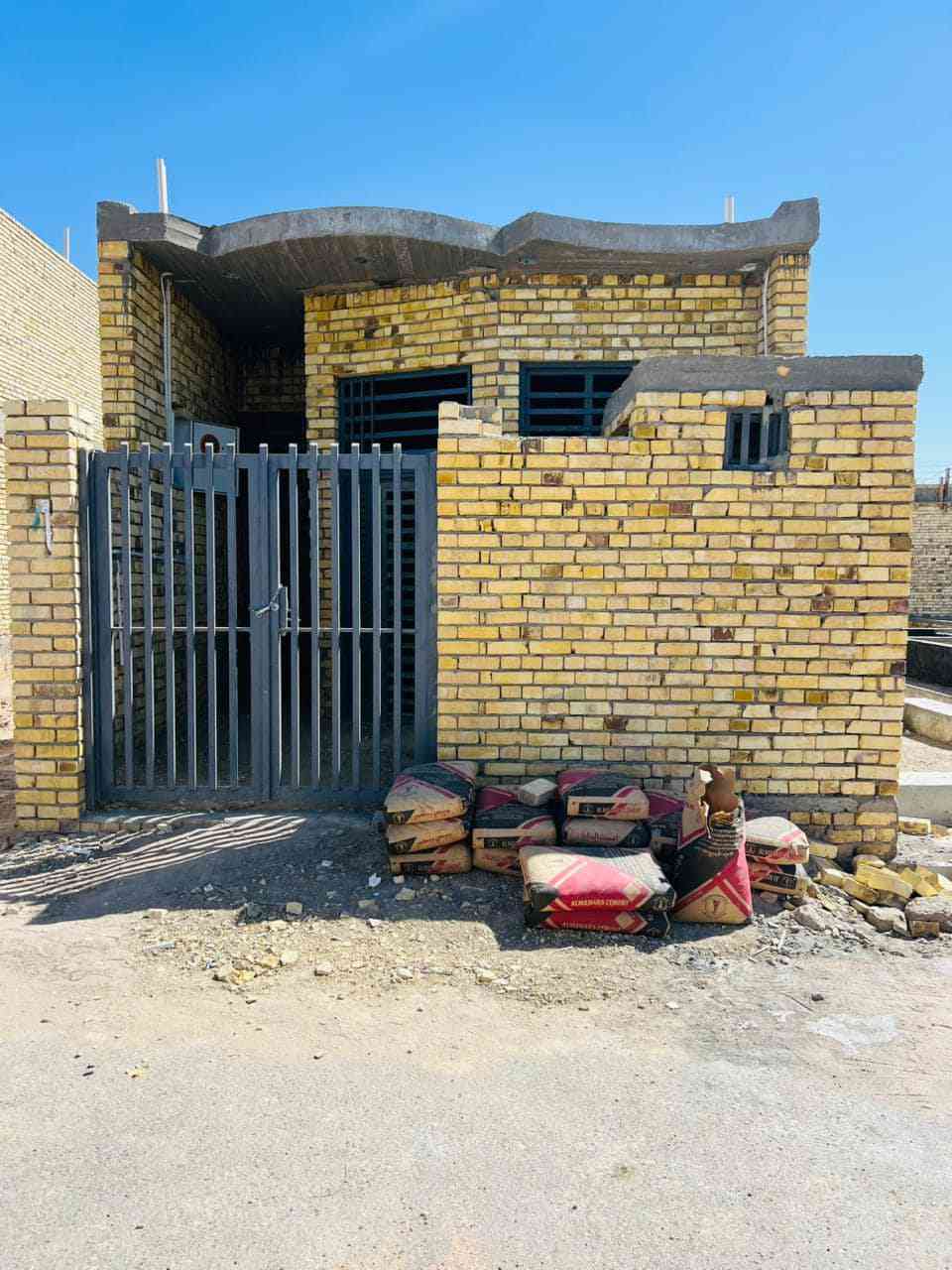 هيكل مسقف للبيع مساحة 100مترمنطقة حجي حسن الجمعيات الاربع سايدات طابو زراعي ٢٥ داخله ضمن التخطيط العمراني للمدن بصف الركن بناء درجه اولى البيت الكهرباء كامله يقع على شارع رئيسي نافذ خدمات المنطقة كامله ماء مجاري كهرباء تبليط انترنيت ضوئي للاستفسار الاتصال على الرقم ***********
