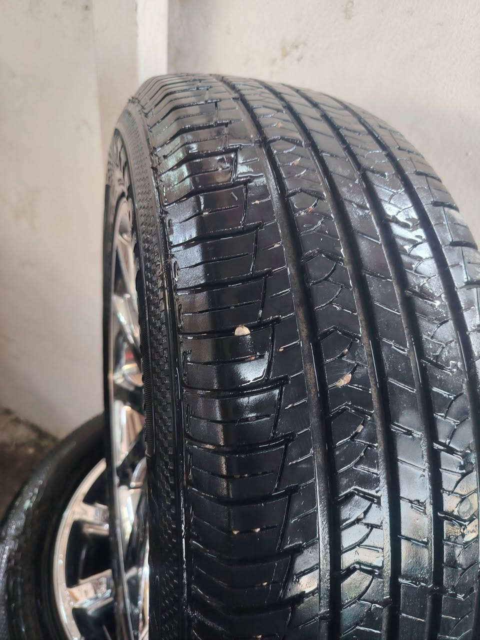 من رخصت الادمن
تخم ويل كفاله من كلشي 
تخم تاير قيل اسبوع شاده
حجم ١٨ كامل هوه أو حساساته للبيع سعرهن ٤٥٠ ألف أو بيهن مجال  ***********
