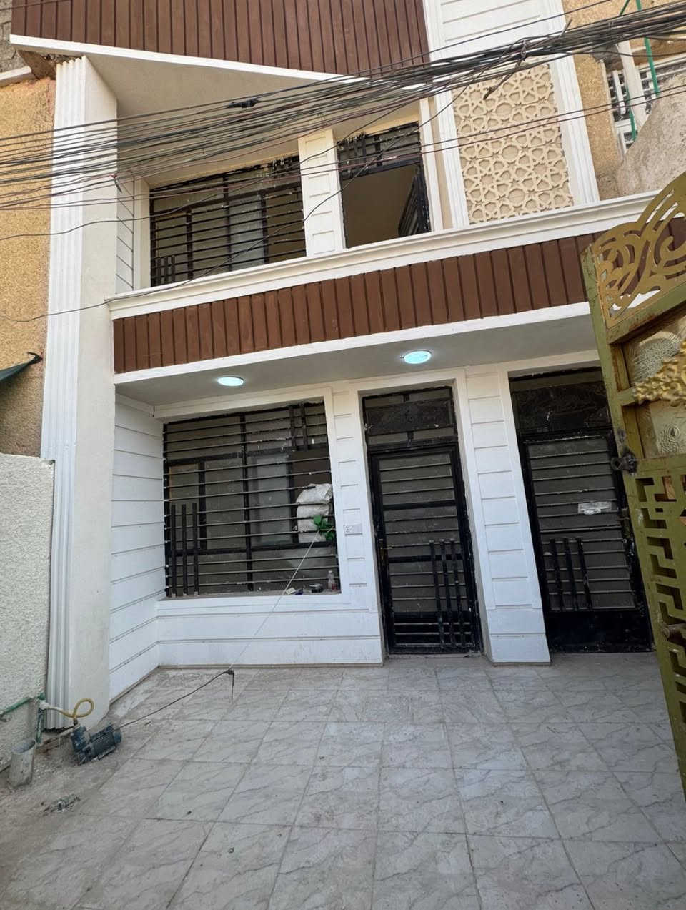 ملاحضه / العنده عقار 🏡#للبيــــــع ويريد يبيع #دزونه كافه التفاصيل العقار مع ذكر السعر وصور للعقار ورقم التلفون ☎️وان شاء الله باقرب وقت ينباع ان شاء الله🤲❤️
—————————————————————————

🔸 مشتمل للبيع طابو صرف مناسب جدا جدا✅
50 متر  الواجهه 5م والنزال 10م مربع
بناء سنة 2022تسليم🔑 درجه اولى كامل مكمل 

🔸الطابق1️⃣ كراج ومدخلين وصحيات خارجيه واستقبال ومطبخ حار وبارد وصحيات داخليه   
 الطابق… 2️⃣ غرفتين نوم وصاله وبلكونه                                   الطابق ... 3️⃣بيتونه وسطح

 البناء كله ممتاز ودرجه اولى ونضيف مرتب وحديث 
🔸موقع الدار ممتاز جدا📍الشعب شارع الصحه منطقه الديوان شارع 15 (شارع عريض عرضه15 وتبليط )

+مناسب لحك قبل لاينباع ملاحظه اذ تحب تاخذه وتستثمره اجره الك ب450الف ايجار سريع  
🔸السعر: 100 مليون وقابل للتفاوض 

مكتب ابو علي الدراجي للعقار 🏛️
 الشعب-نهايت شارع الصحه-مقابيل كرزات ركن الصحه 
***********📞
***********📞 ‭
‭***********‬📞
