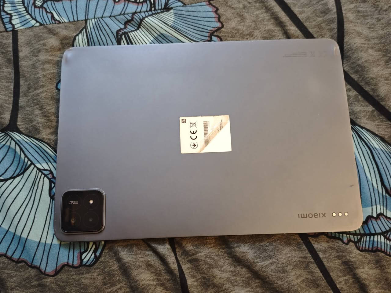 السلام عليكم شباب، للبيع تابلت Xiaomi Pad 6S Pro، النسخة القوية جداً.  تنبيه هام جداً: الجهاز كما موضح في الصور المرفقة، به كسور في الشاشة الأمامية (الزجاج الخارجي) وشطب واضح.  الملاحظة الأهم: الكسر في الزجاج الخارجي فقط، و الشاشة واللمس يعملان بالكامل وبكفاءة 100%. لا يوجد أي تأثير على الأداء أو وضوح العرض، واللمس ممتاز في كل مكان.  أهم المواصفات (الأداء جبار): المعالج: Snapdragon 8 Gen 2 الأسطوري (يشغل كل الألعاب بأعلى فريمات وبدون لاغ). الشاشة: عملاقة 12.4 إنش بدقة 3K وتردد 144Hz (الجودة خيالية). الشحن: شحن سريع جداً 120 واط. الذاكرة: [ 512GB/16GB] غيغا. الملحقات:  الجهاز فقط  مع الكرتونة  الجهاز كامل مكمل من حيث الأداء، الكسر لا يؤثر على العمل ولكنه موضح للأمانة. البيع على حالة الجهاز كما في الصور.  السعر: [500 الف دينار عراقي] دينار عراقي ( أو بيه مجال ).  للتواصل: ا الاتصال على الرقم: [***********]. جهاز مواصفات قوية جداً بسعر مناسب 
[العنوان زيونه شارع دار الأزياء العراقيه قرب مكتبه اكد]
